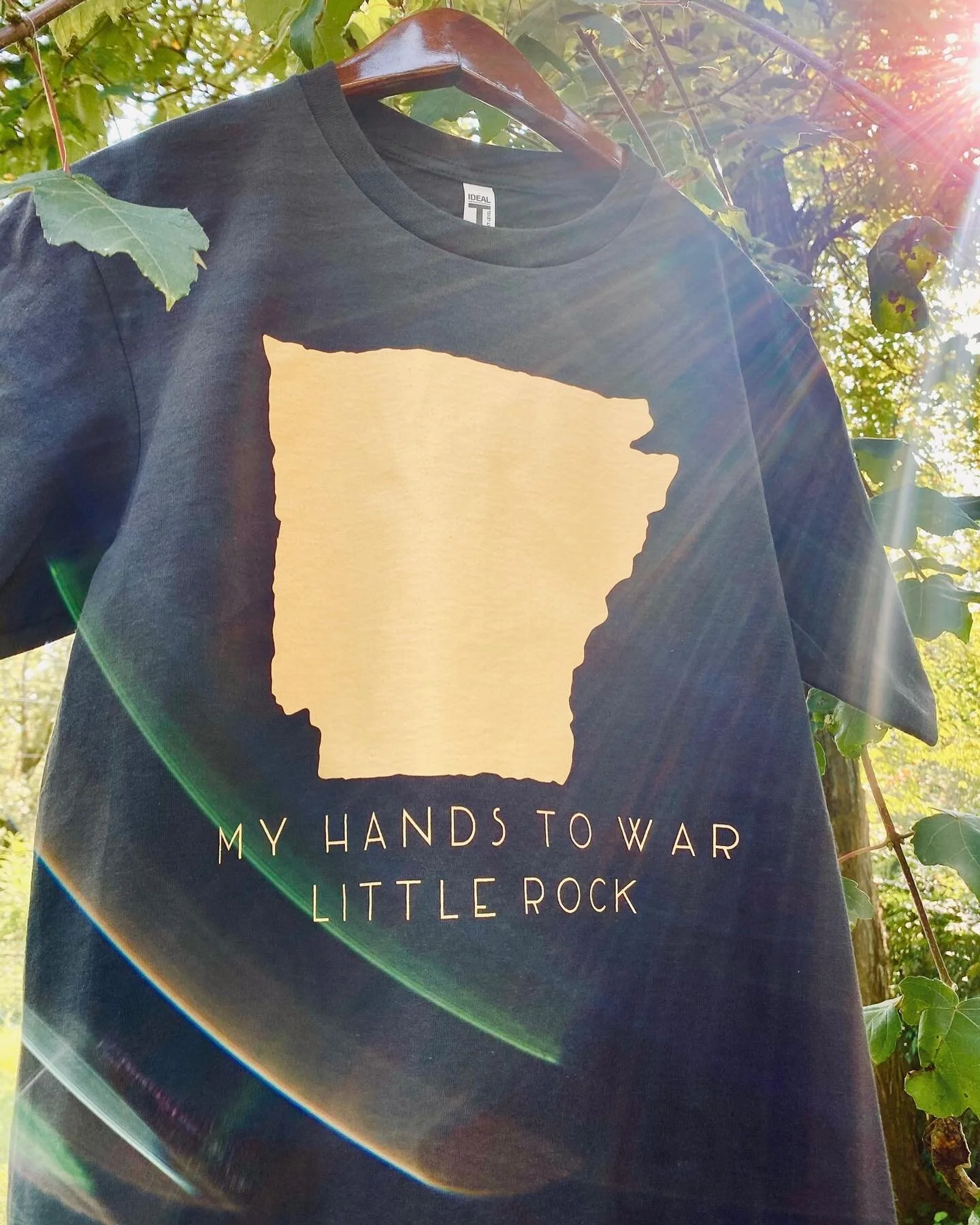 ARKANSAS FOREVER🥀 Rad merchandise for our friends @myhandstowar 🗡 Custom ink color and printed on the almighty Next Level tees!
——————
#screenprinting #screenprint #screenprintinglife #littlerockarkansas #arkansa
