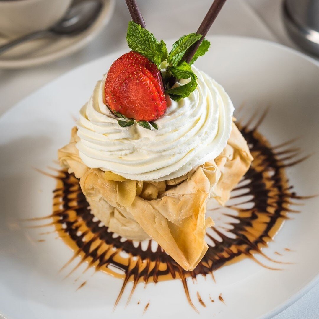 We're that much closer to the weekend...Nothing says #TGIF like a dessert that looks &amp; tastes like this 😋⁠
⁠
bobbyvansnyc.com⁠
.⁠
.⁠
.⁠
.⁠
.⁠
.⁠
#dessert #desserts #bobbyvansnyc #bobbyvans #sweets #sweettooth #nyc #nycdining #inhousedining #cake