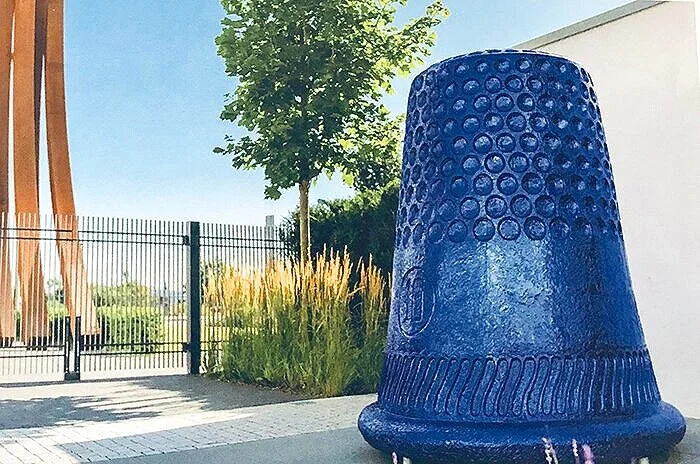 THIMBLE Cast aluminum & lacquer | 100”x 70”x 59", 2007
