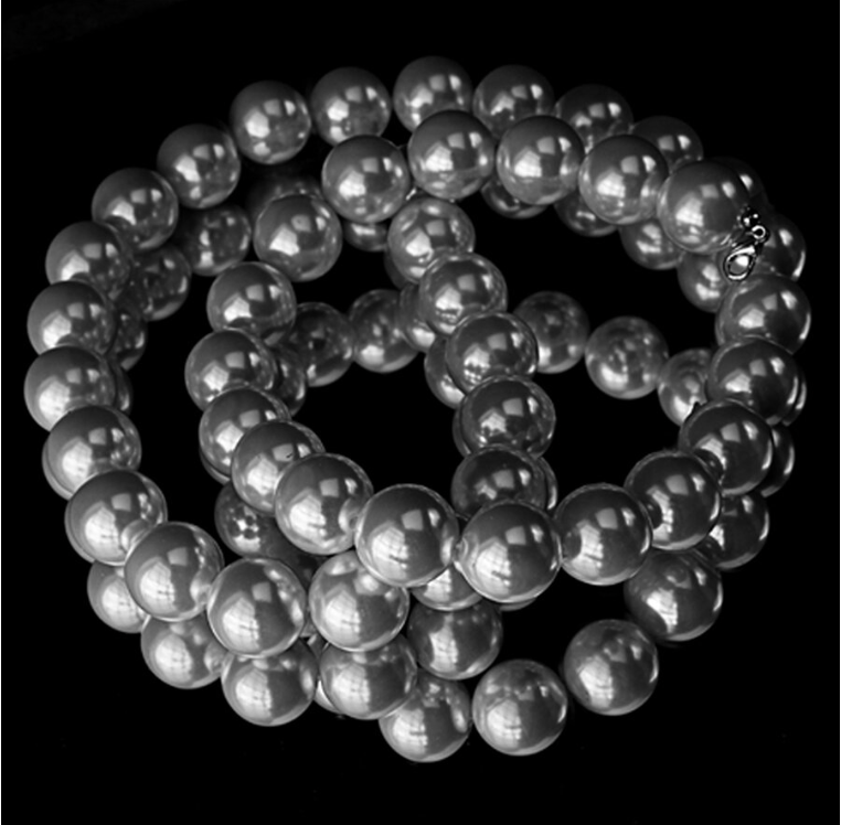 PEARLS, 2010 
Oil on canvas, 16″ × 17″