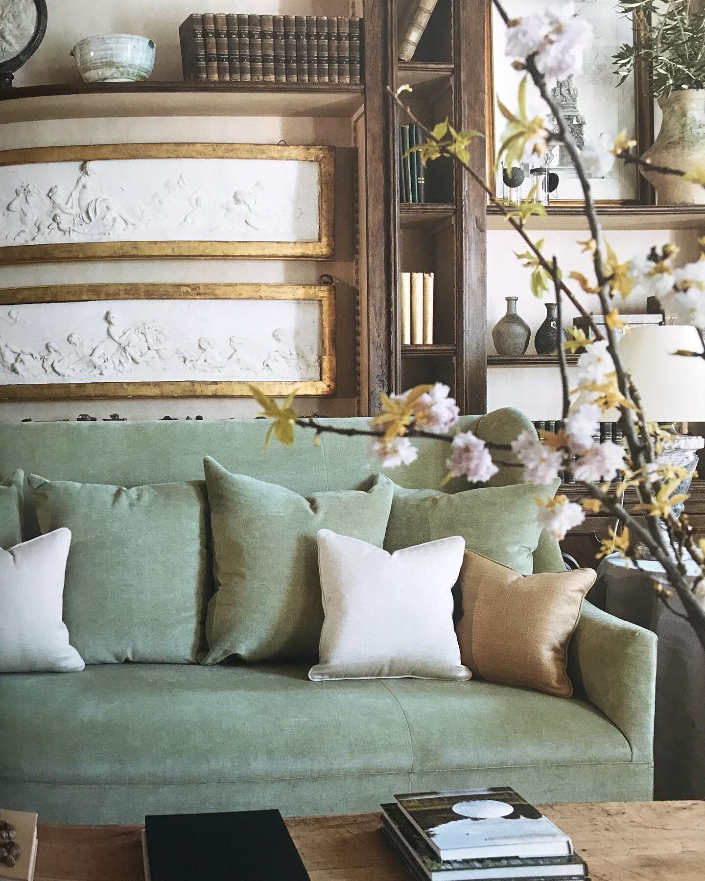 Happy St Patrick&rsquo;s Day from this Irish gal🌷 who doesn&rsquo;t love a green sofa? Especially one as beautiful as this! #atelieram #interiors