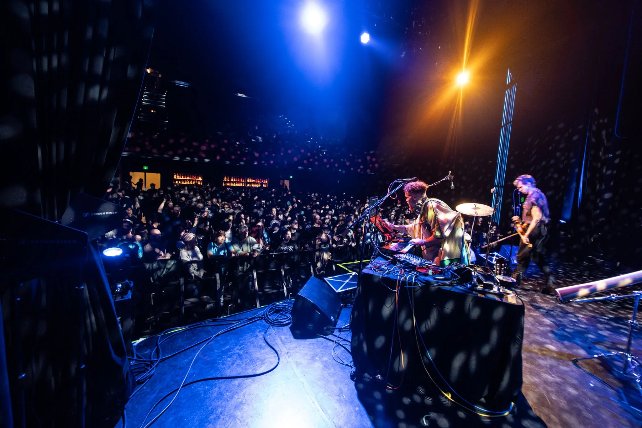 2025-Dec-BeatsAntique (41 of 136).jpg