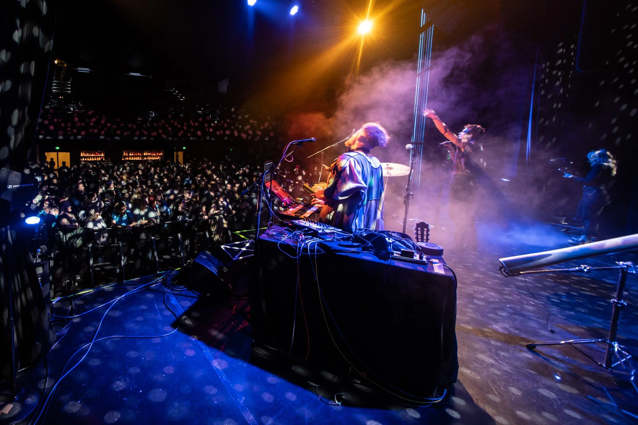 2025-Dec-BeatsAntique (42 of 136).jpg