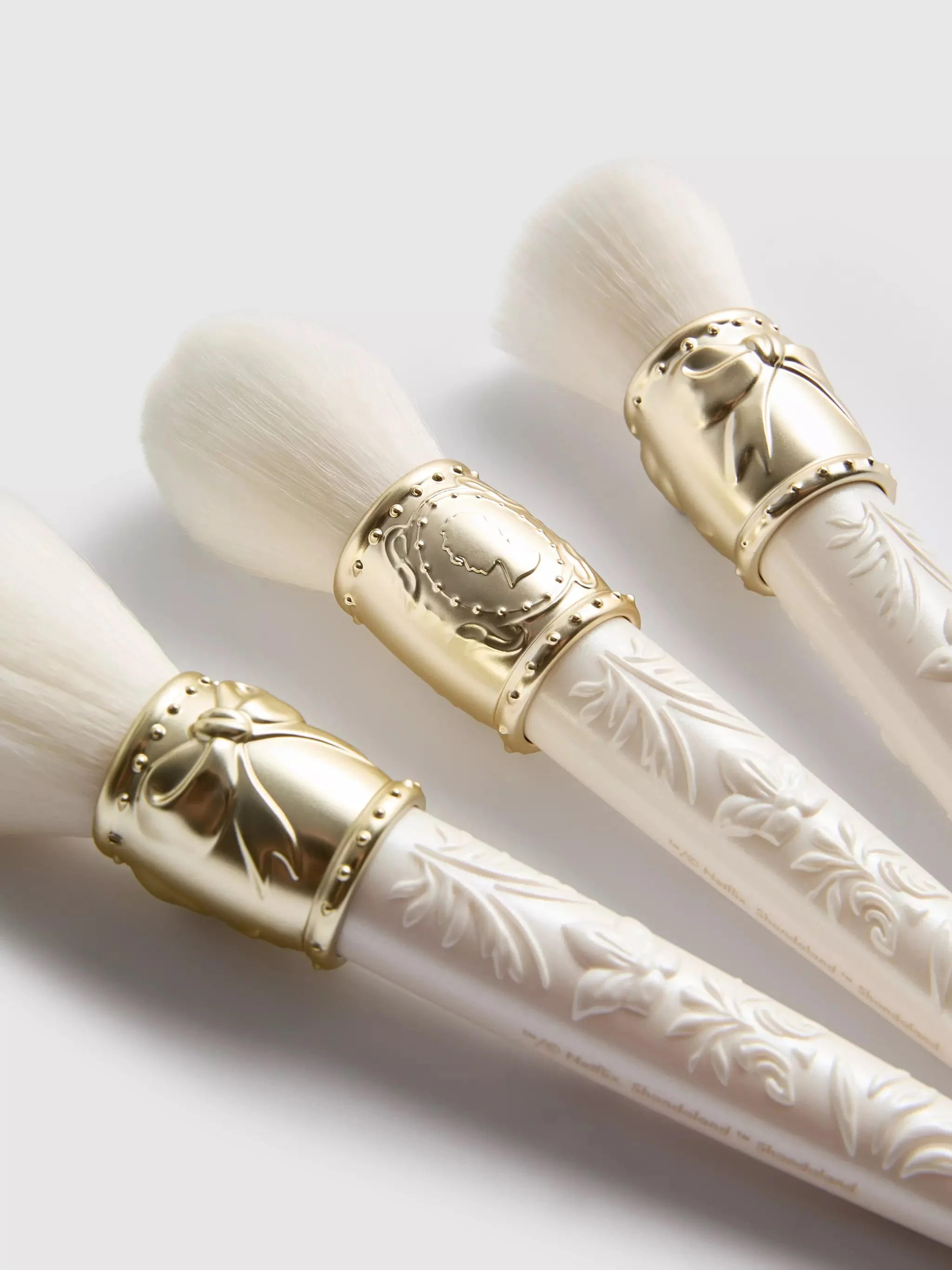 bridgerton-primark-embossed-makeup-brushes-maggie-enterrios.jpg
