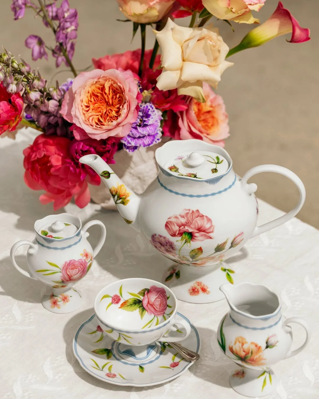 vista-alegre-dinnerware-collection-bridgerton-brand-collaboration-artby-maggieenterrios.jpg