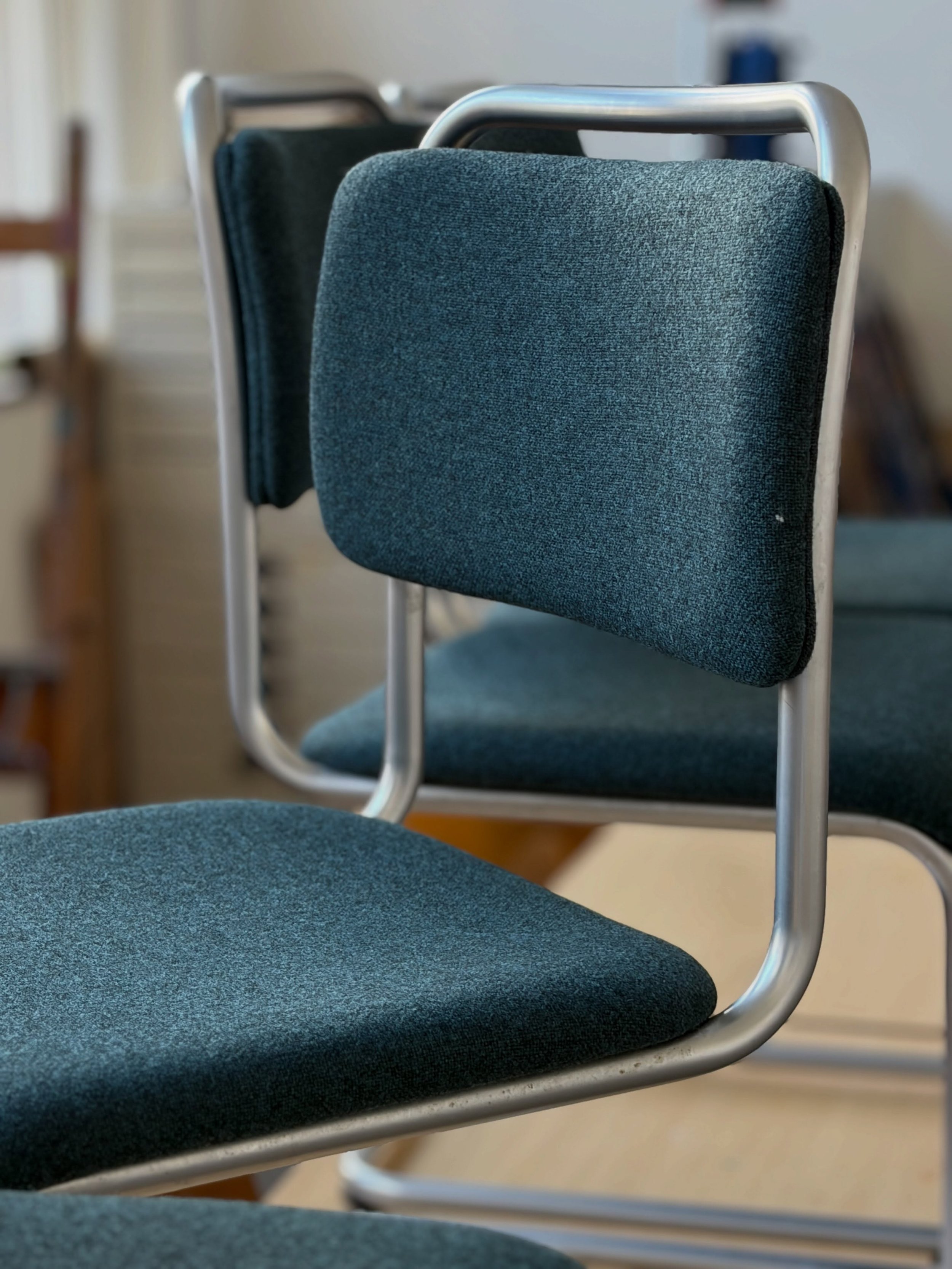 Deze mooie set Gispen 101 eetkamerstoelen mogen weer naar huis. 

Weer helemaal in een nieuw jasje van de wollen Tonica van @kvadrat. 

Dank voor de mooie foto&rsquo;s in het schilderlokaal van @cultuurhuis.kade40 ✨✨

#gispen101 #meubelstoffering #st