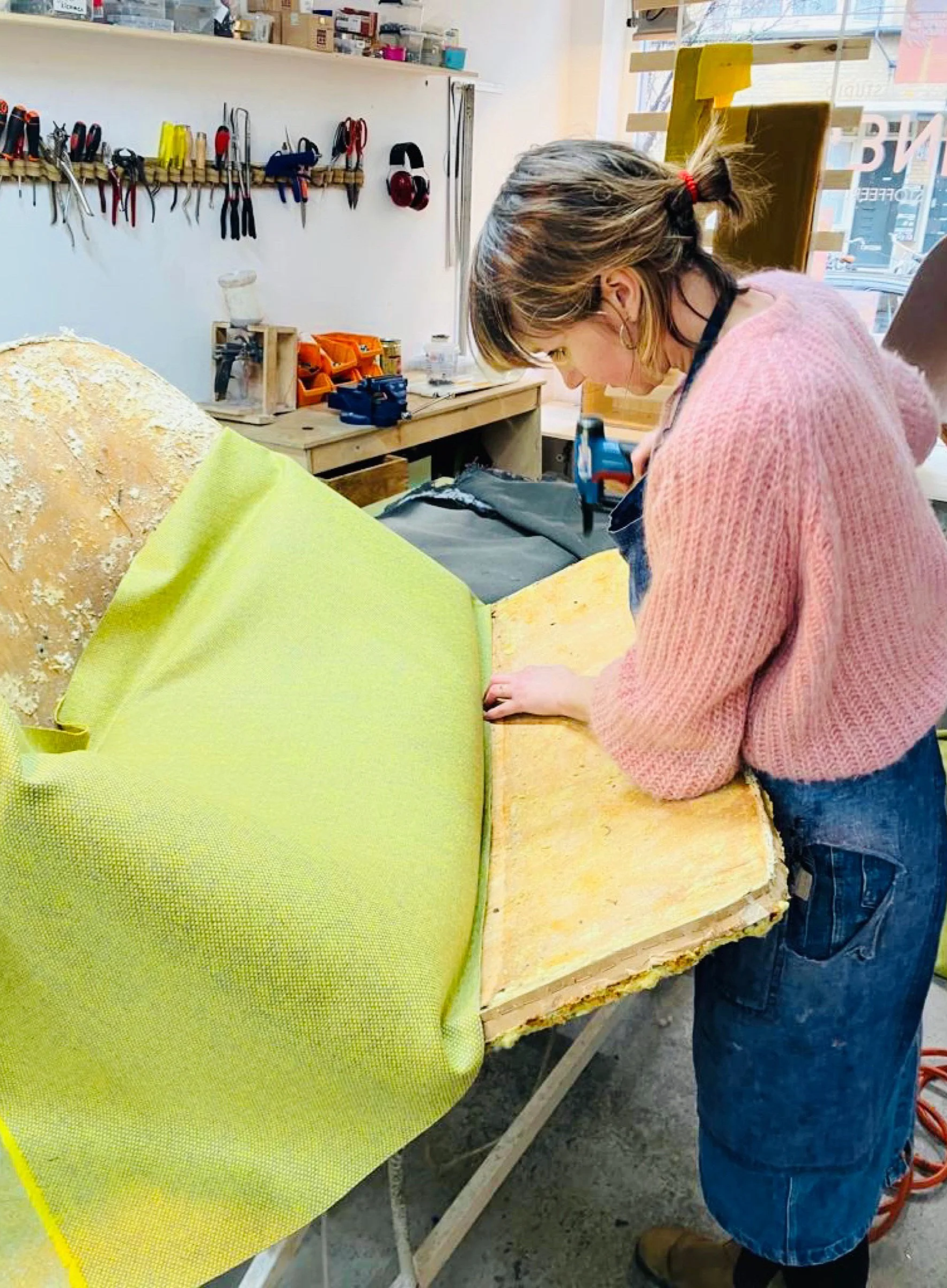 Stoffering van een Artifort fauteuil 
