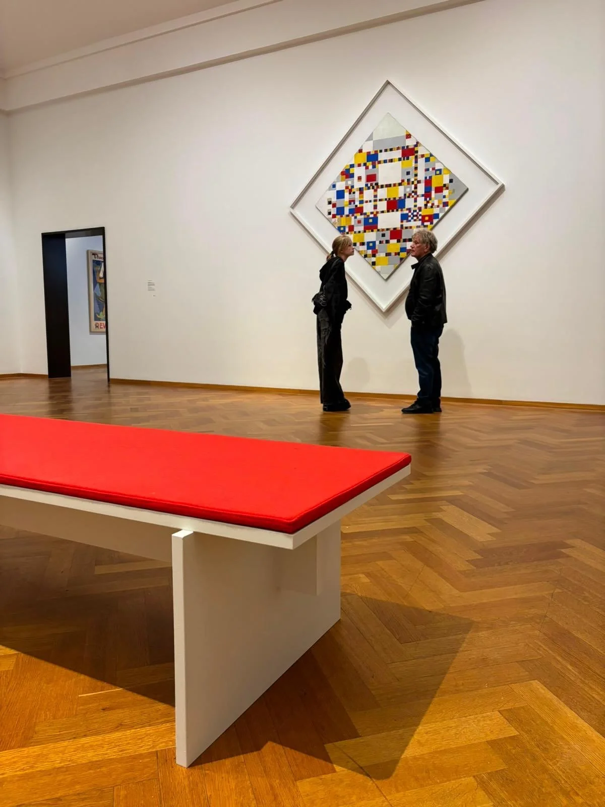 Onze stoffering staat mooi te shinen in Kunstmuseum Den Haag. En ook nog met mooi uitzicht op de Victory Boogie Woogie. 

Gaat dat zien!

Deze opdracht was voor @on.show.studio. 

#studioneststoffering #kunstmuseumdenhaag #mondriaan