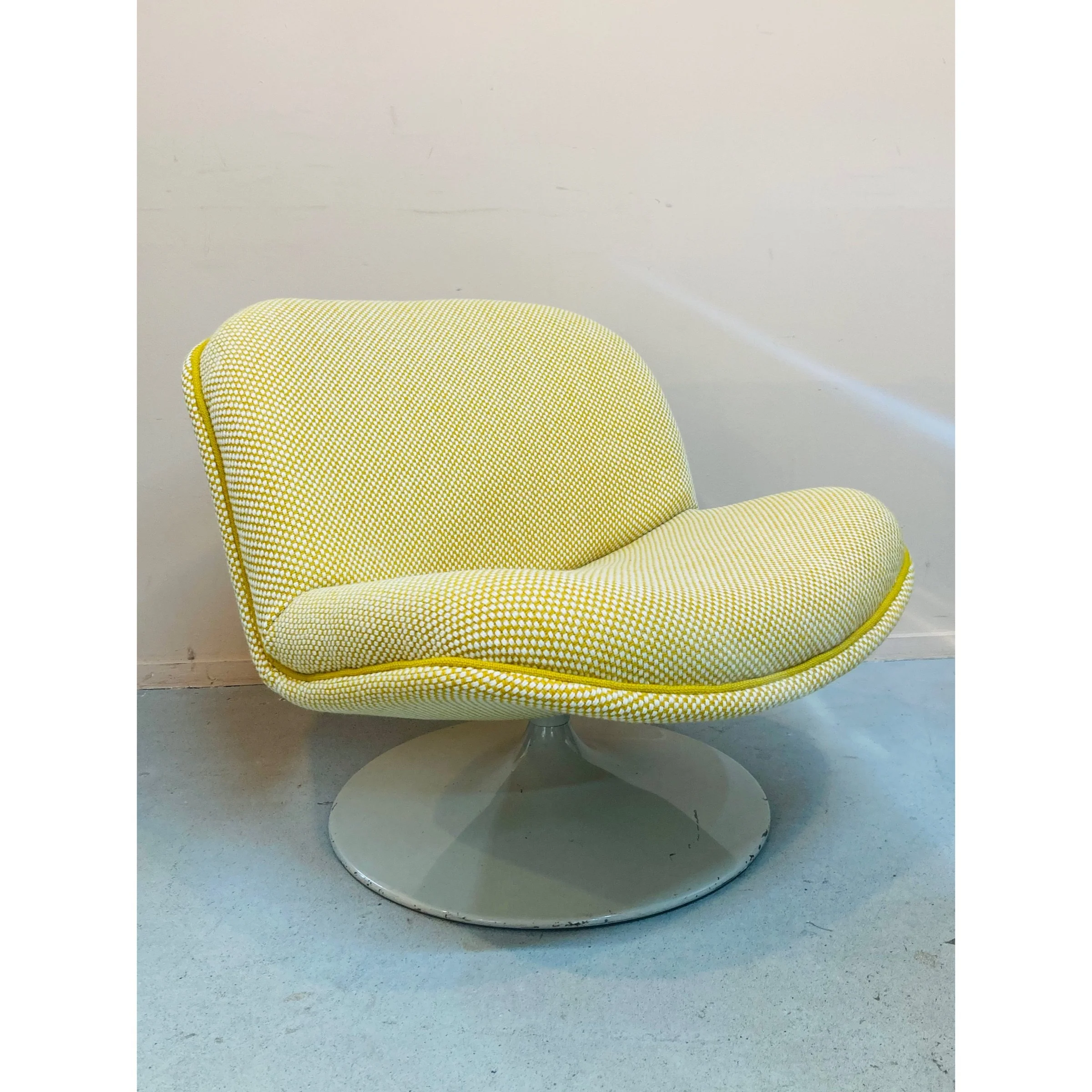 Artifort draaifauteuil.jpeg