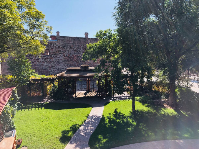 The Flatiron Inn fosters a sense of community and calm, making it an ideal space for retreat attendees to relax and connect.