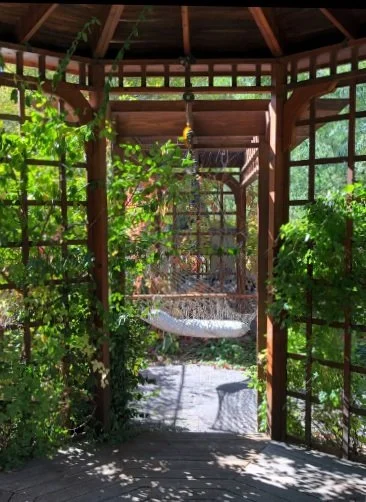 This cozy inn provides a perfect blend of history, comfort, and natural beauty, offering a rejuvenating home base for the yoga retreat experience.