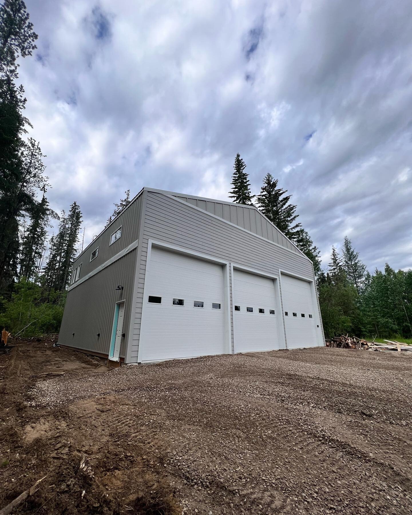 Another shop turned over to its owners! A well thought out space which includes a washbay, 2 work bays, and an office space above! 
.
.
.
.
.
#blackrockhomes #custombuild #custombuilder #interiordesign #details #homesweethome #architecture #architect