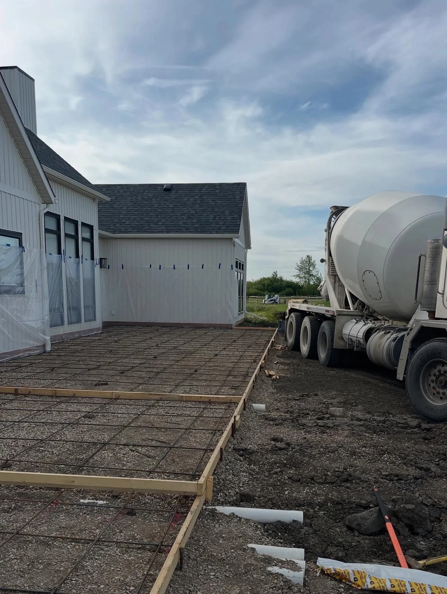 Some early morning concrete for some ground level patios!! 

🏡 

#customhomesofinstagram #customdecks #buildersofgrandeprairie #acreagespecialist #blackrockhomes #stampedconcretepatio #cutombuilder #construction