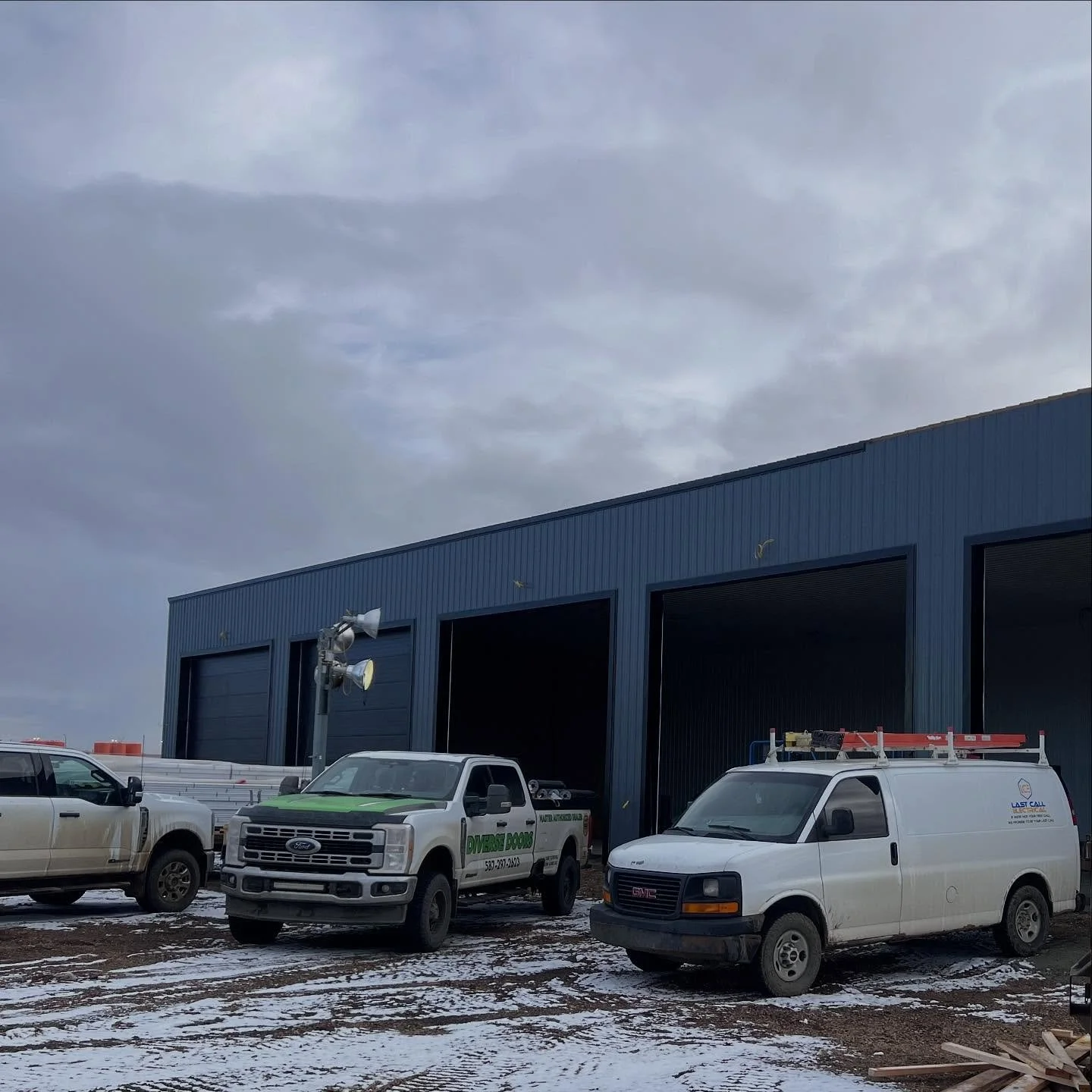 Doors going in! Lights going up and final tin going up! 
#blackrockhomes #blackrockcommercial #framing #commercialbuild #commercialframing #blackrockcommercial #commercialbuilding  #construction #custombuilder #buildersofinsta #grandeprairiecustomho