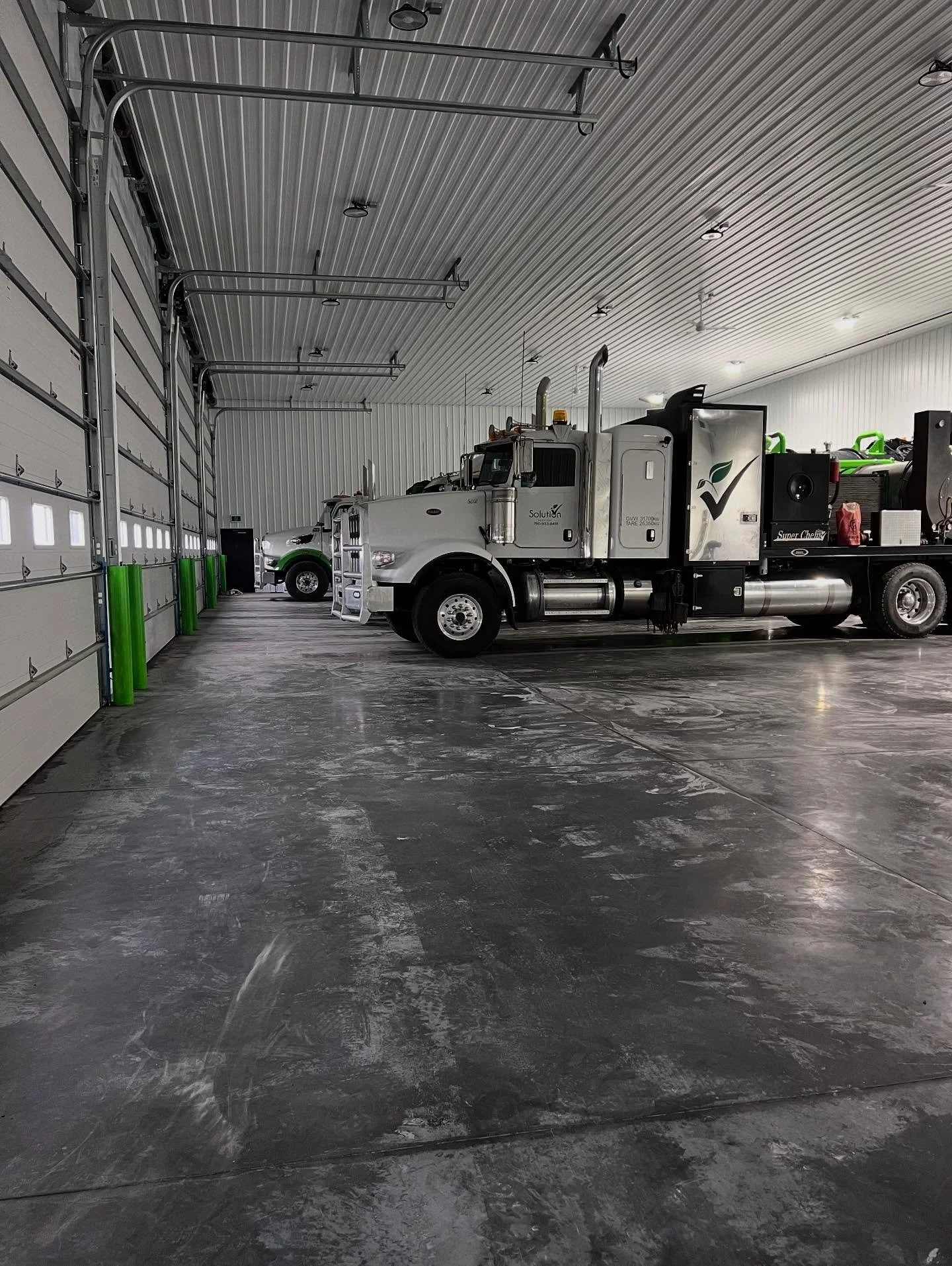 Thank you to our long time customer Solution Services once again! Your trucks are looking quite sharp in the new shop!! 

#blackrockhomes #framing #commercialframing #blackrockcommercial #commercialbuilding  #construction #custombuilder #buildersofin
