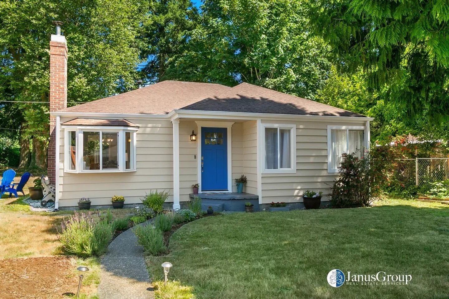 🌲 Darling Seahurst Burien Bungalow On A Corner Lot 🌲
Just Listed! Two bedroom home with classic charm and modern updates! Light and bright throughout, this home features hardwood floors, skylight, wood-burning fireplace, more. See more photos in ou