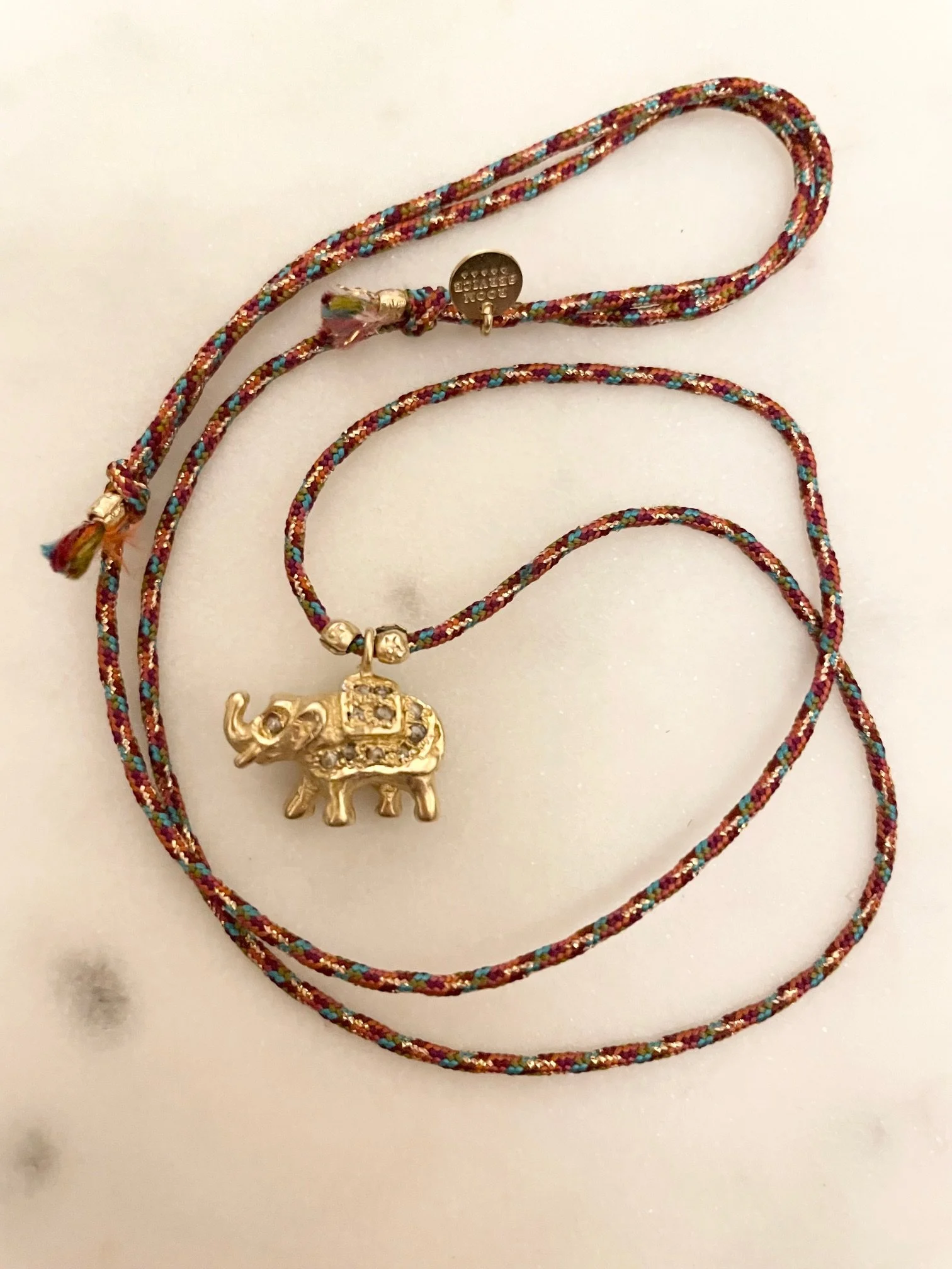 Nouveau ! ROOM SERVICE JEWELRY Collier Porte-bonheur Éléphant Rainbow