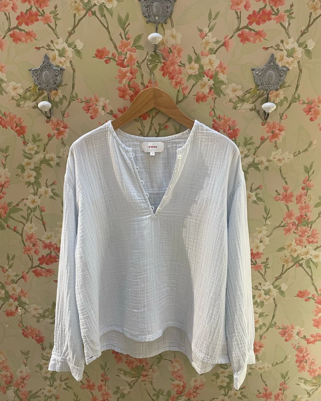 La blouse Cara Pale Sky, 268€