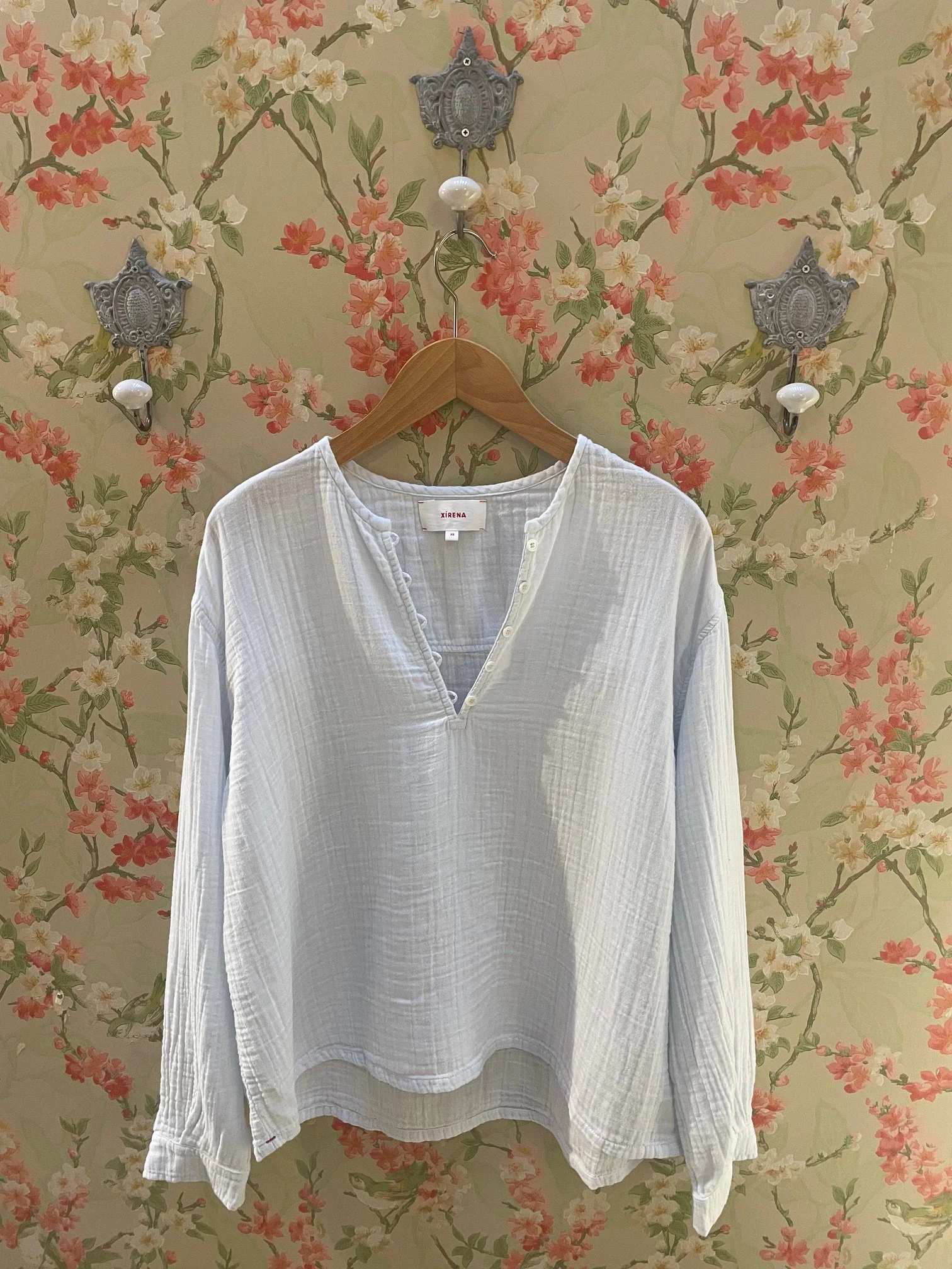 Nouveau ! XIRENA Blouse Cara Pale Sky