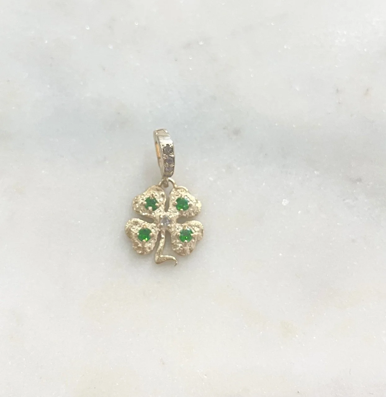 Nouveau ! ROOM SERVICE JEWELRY Charm Trèfle Diamants Et Diopsides