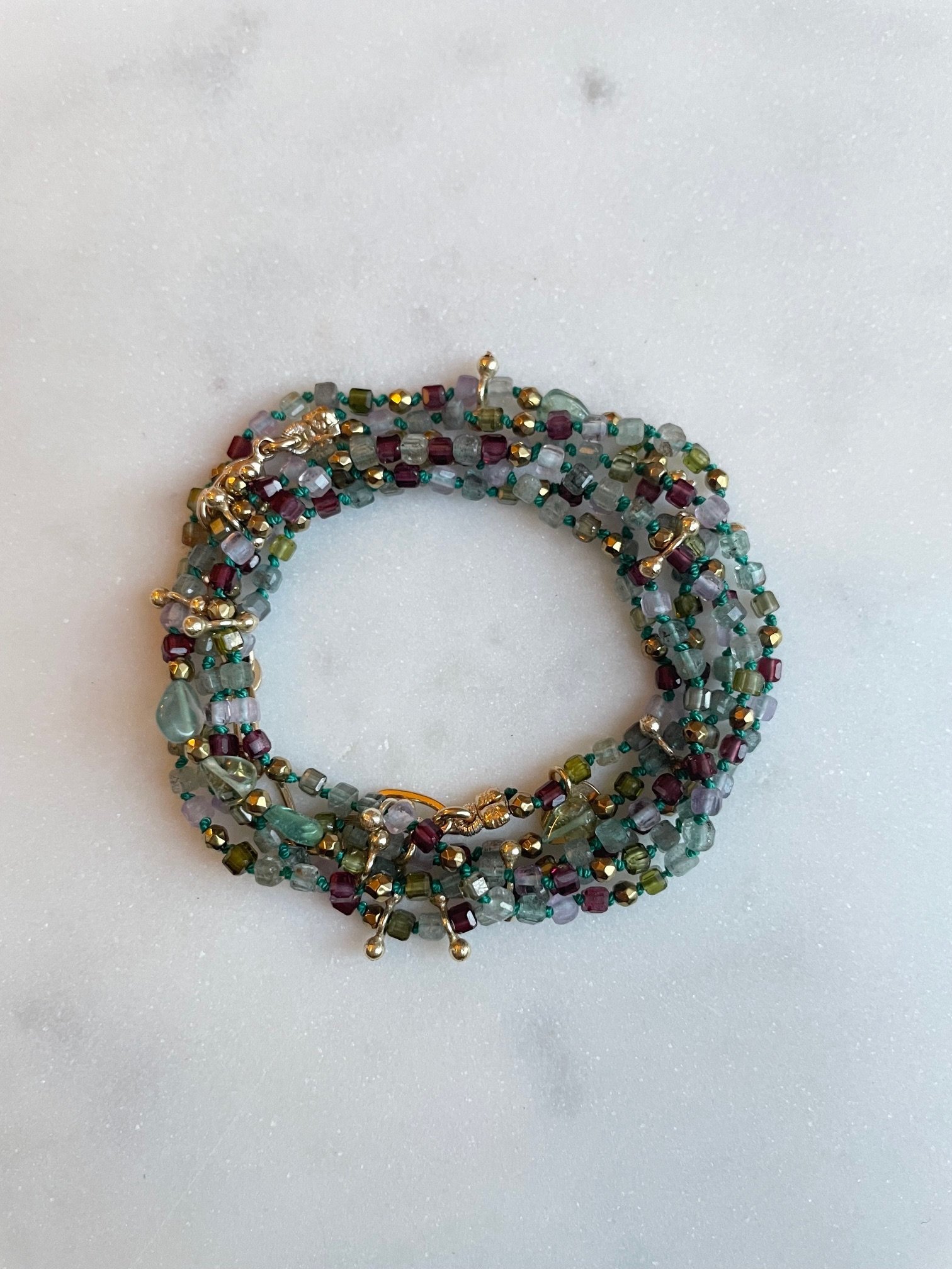 Nouveau ! ROOM SERVICE JEWELRY Collier Multitours Adoum Mini Cubes Rainbow