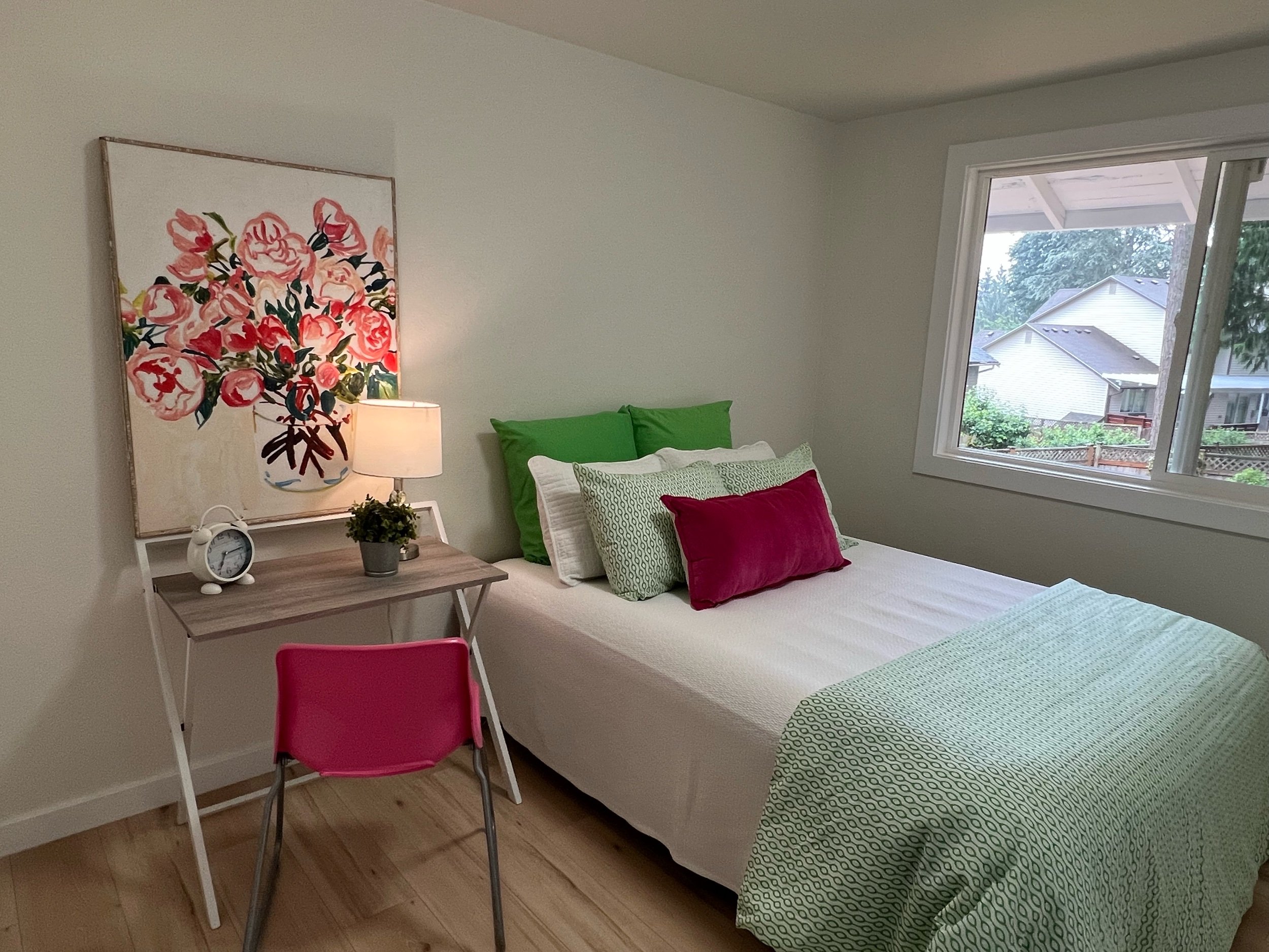 {Q030} Youth Queen - Green, Hot Pink + White