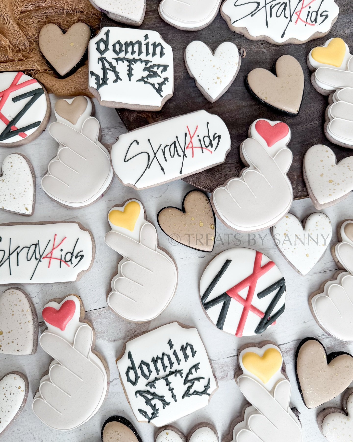 Finally attended my first K-pop concert and had a blast! 🫰🏻❤️

If you are a fan of Stray Kids, tell me your favorite songs! Mine are Megaverse and Cover Me 🥰

#concertcookies #straykids #straykidsdominateworldtour #kpopcookies #letteringcookies #l