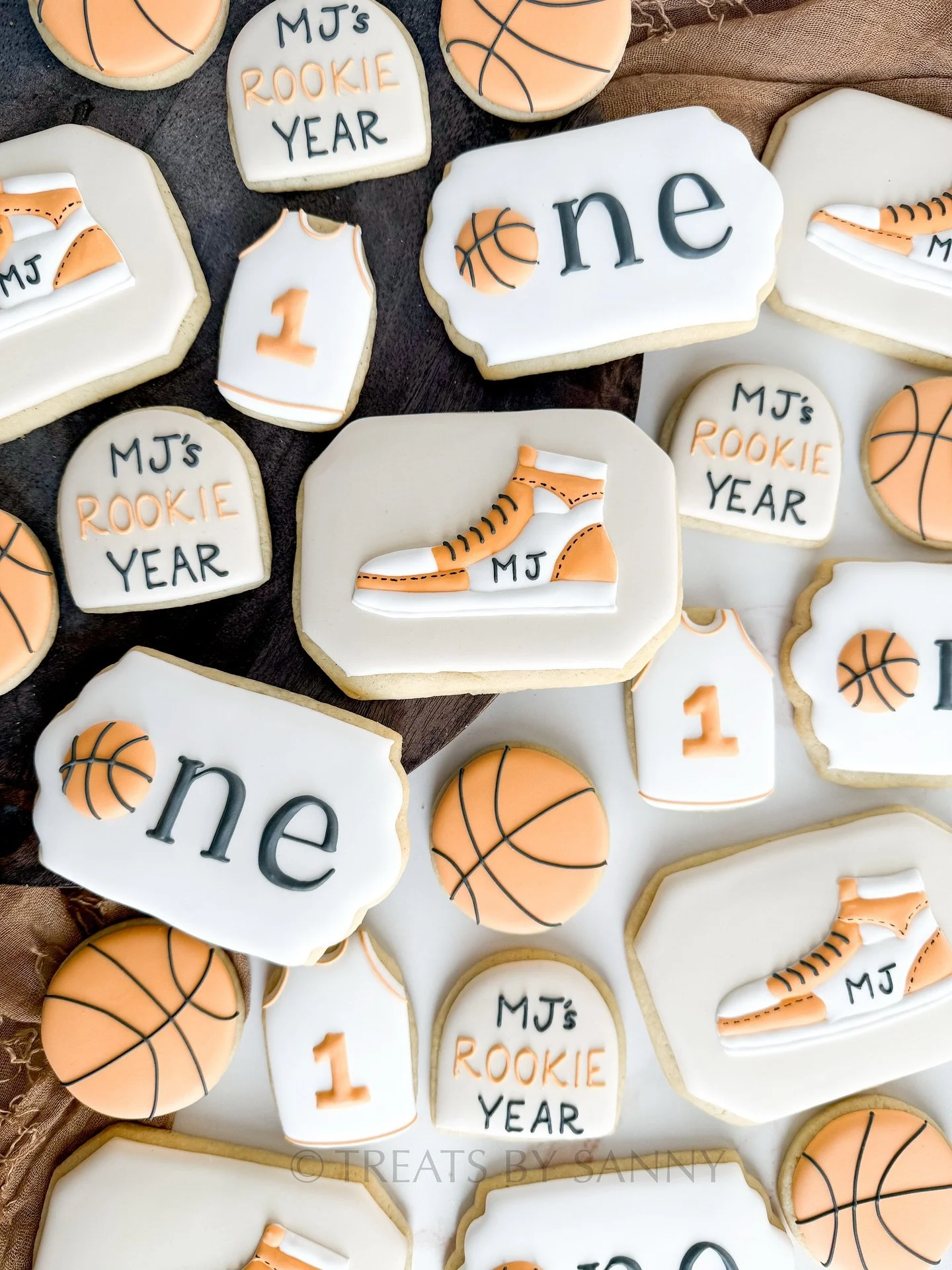 MJ’s Rookie year! 🏀 those shoes were definitely a challenge but happy with how they turned out! 🤗
cookie cutters are from @wildflourbakeryla - use code SANNY30 for 30% off
colors made with @thesugarart gel food coloring - use code TREATSBYS