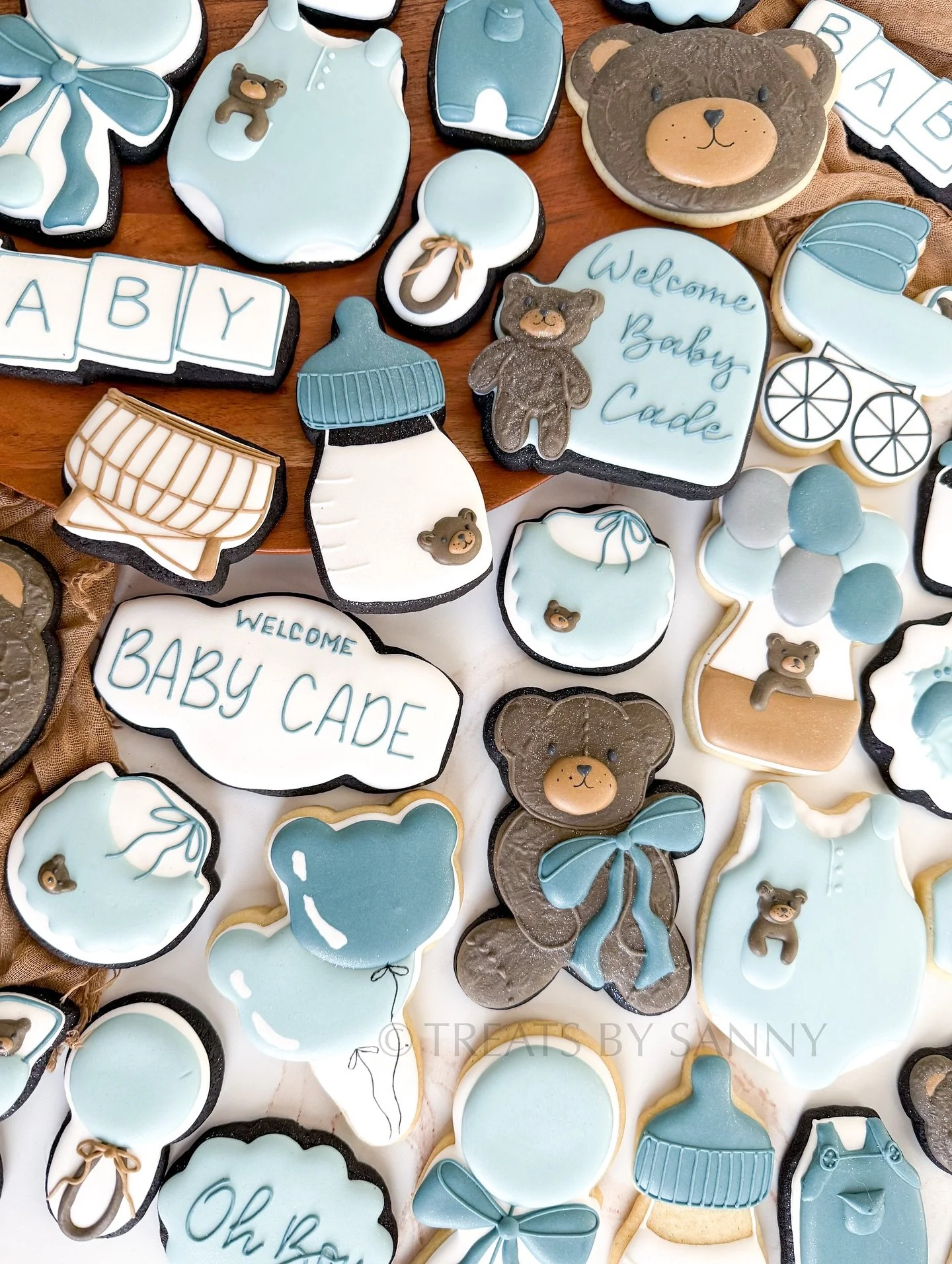 Welcome baby Cade! 🐻 💙 We actually thought he would arrive on my birthday but he arrived a little early and now I get to enjoy all the baby snuggles on my birthday instead 🥰 
cookie cutters are from @wildflourbakeryla - use code SANNY30 for 30% o