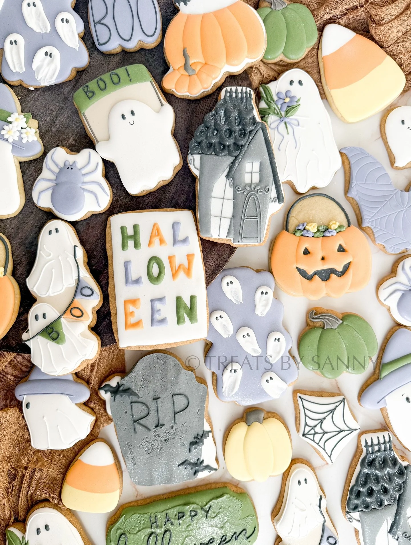 It’s Halloween week! 👻 🎃 Are you planning to dress up?! Every year I do a group costume with the dogs so stay tuned go see this year’s costume in my stories Friday night! 🤗
colors made with @thesugarart gel food coloring - use code TR