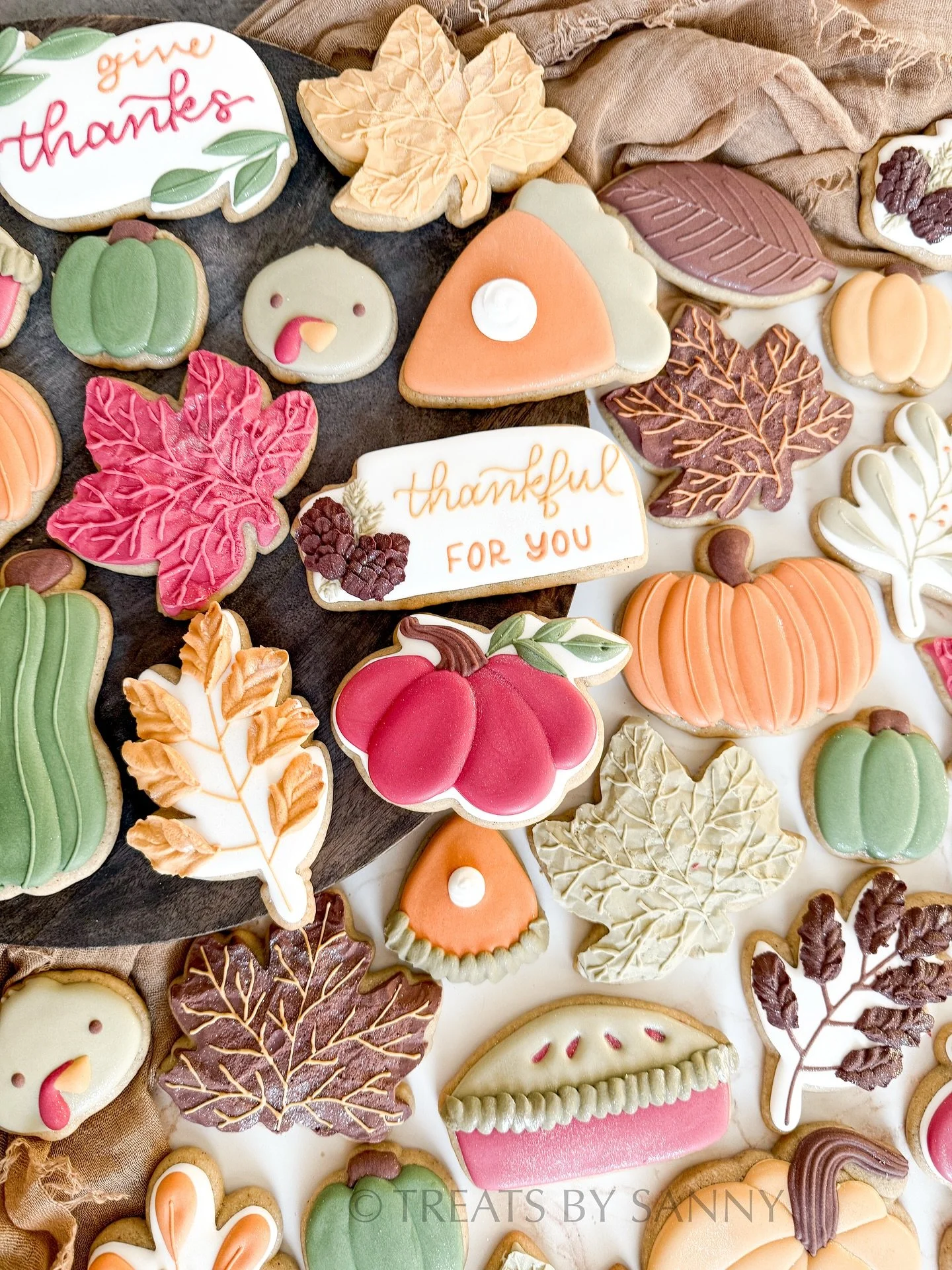 Thankful for you! 🧡🤎 And also thankful for a successful first attempt with @thesugarart natural food coloring! 🌿

These colors were created using their first 6 natural gels and I am obsessed with how beautiful these fall colors turned out! Can&rsq