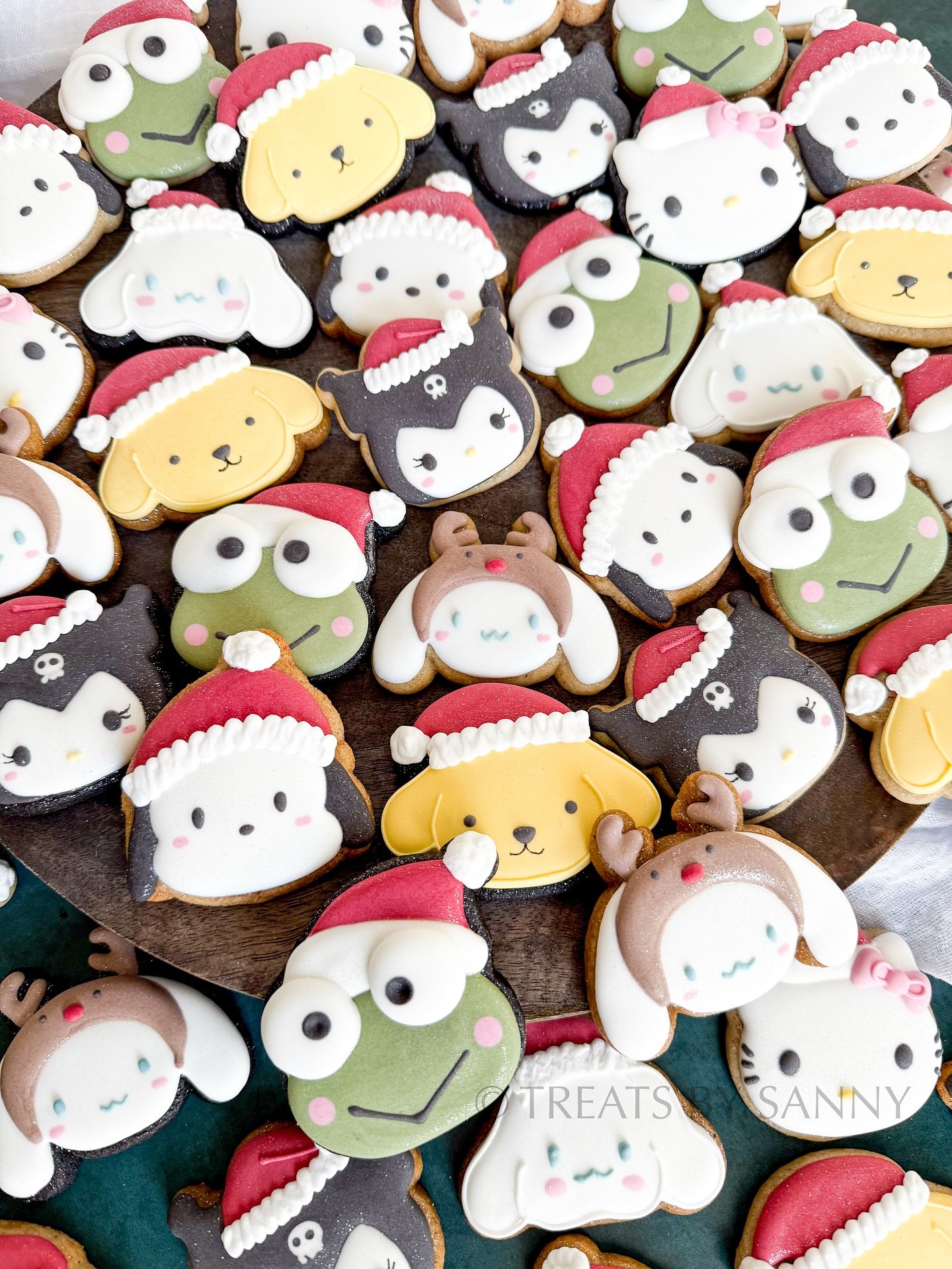 Walking in a Sanrio Wonderland! ❄️❤️ every year I made a special holiday set and I went with mini Sanrio characters this year! Which character is your favorite?! 

Colors made with @thesugarart natural food coloring 

#sanriochristmas #hellokittycook