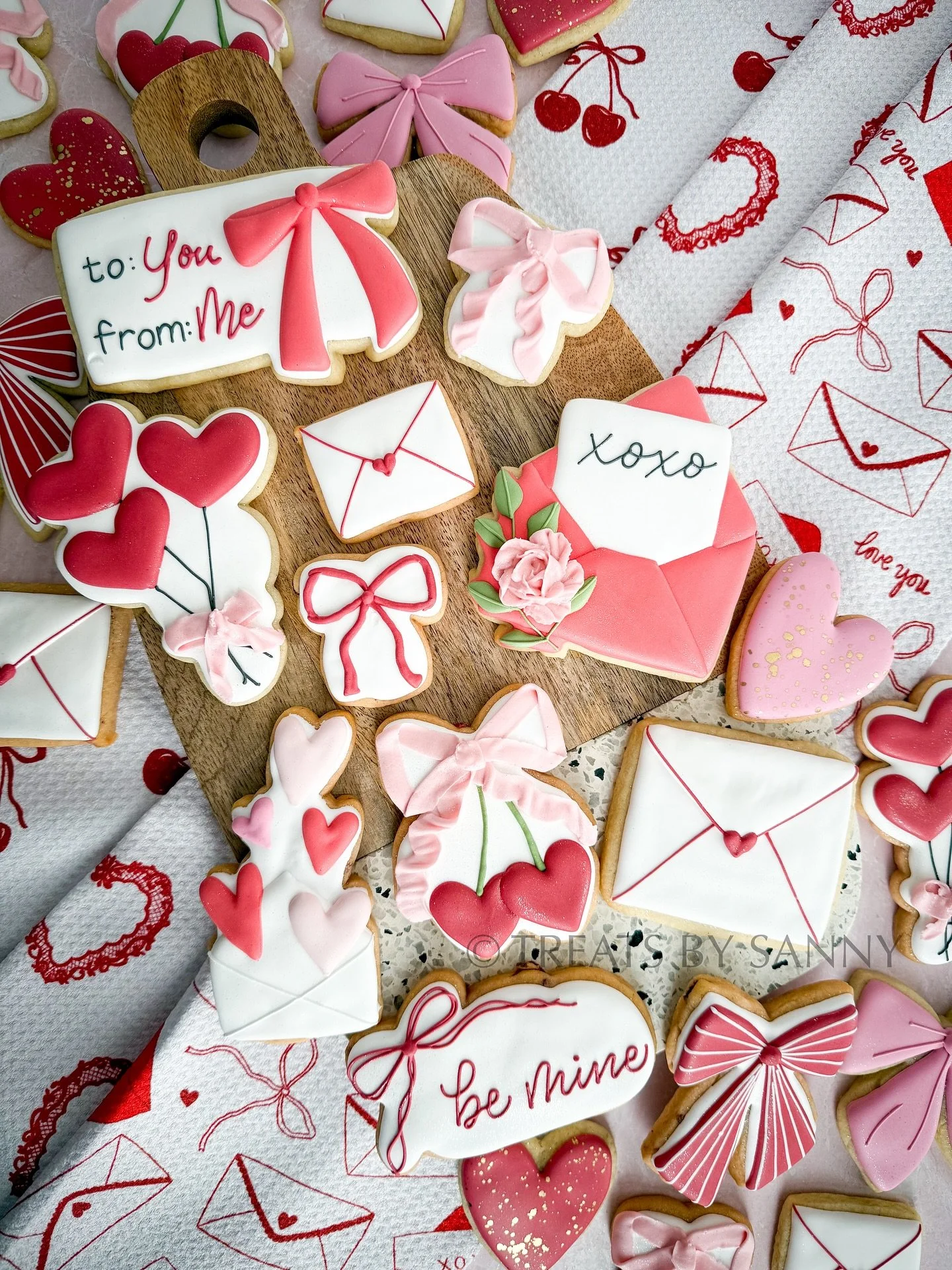 Forget the cards, I&rsquo;ll take cookies 🍪💖 I managed to make a few cookies for Valentine&rsquo;s Day and already trying to plan early for the next major holiday 😆

Designs inspired from @geometry.house tea towels - use code SANNY for 15% off

Va