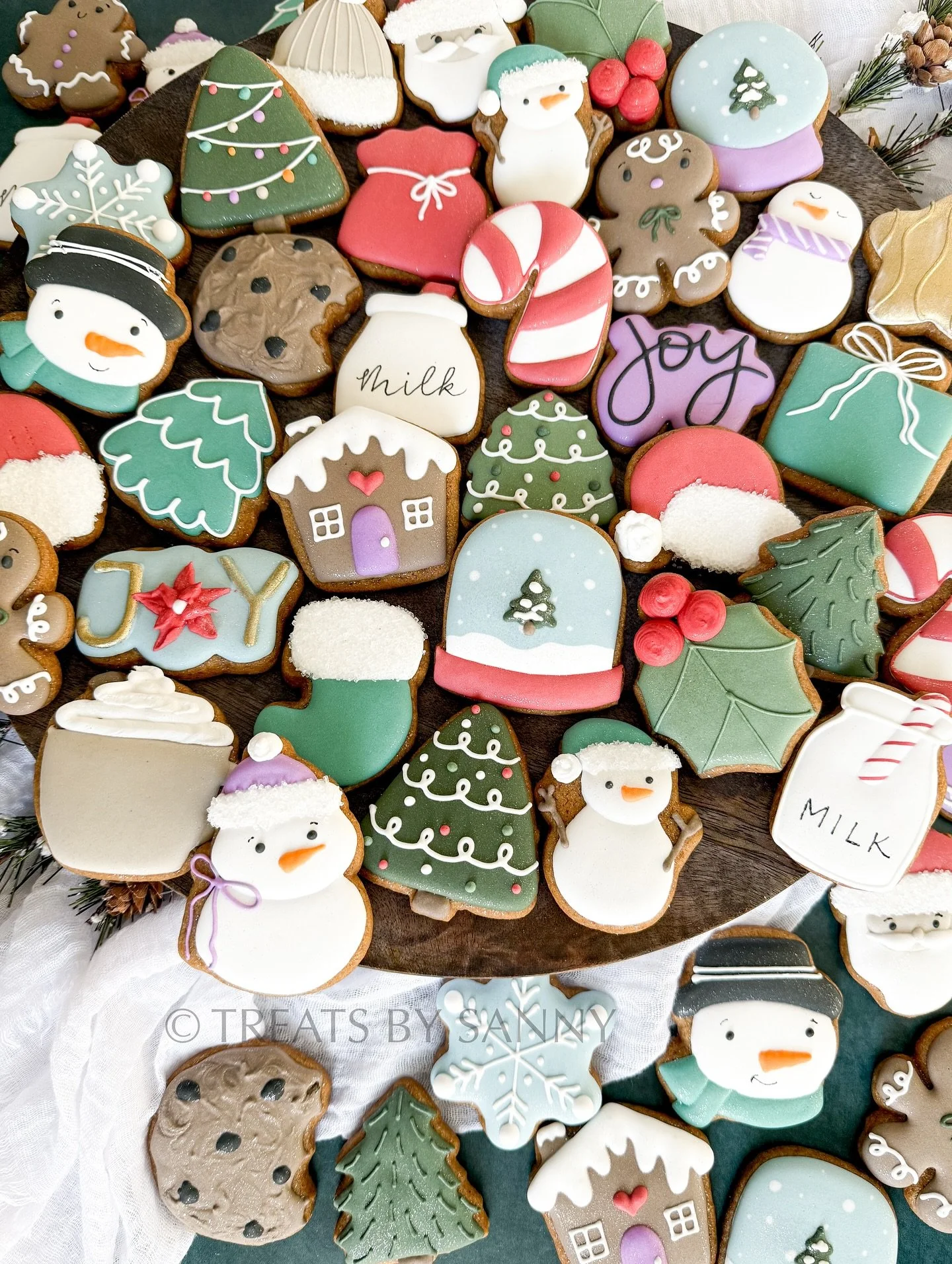 Deck the halls with cookies and icing!🎄🍪 these are all the holiday mini designs for this year! I tried to narrow down the count this year but still ended up with 33 different shapes 😂 Which one is your favorite? 

colors made with @thesugarart gel