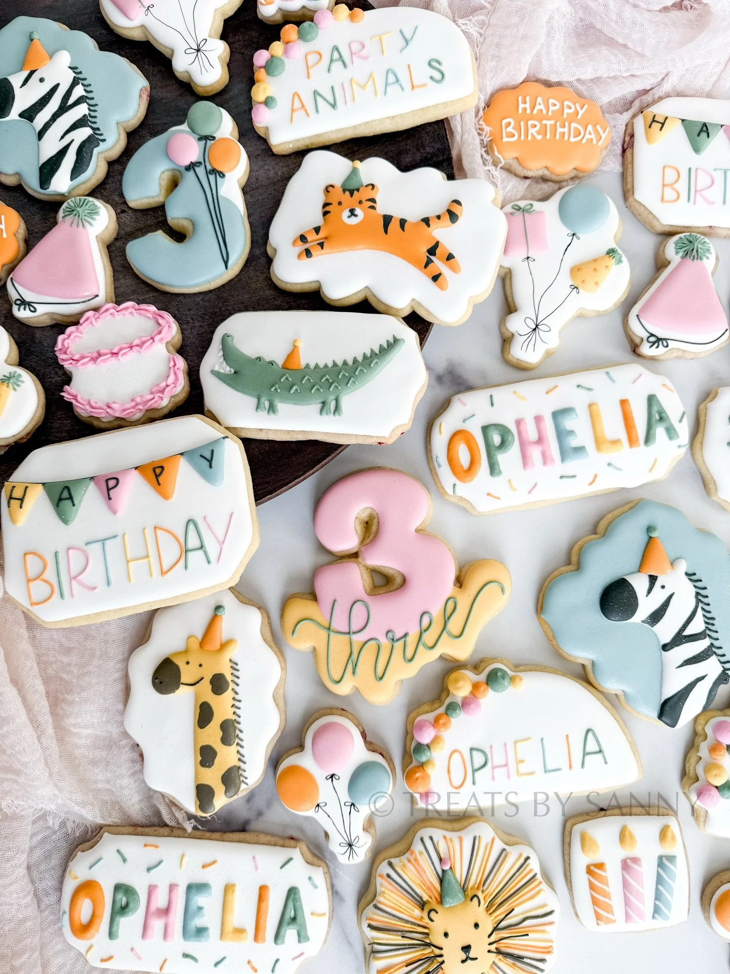 Wild one? More like wild and THREE! 🦒🦁 I had a roaring good time creating this Party Animal birthday set! I&rsquo;m especially obsessed with the tiny party hats because every alligator deserves a little festive flair🐊🥳 which party animal is your 