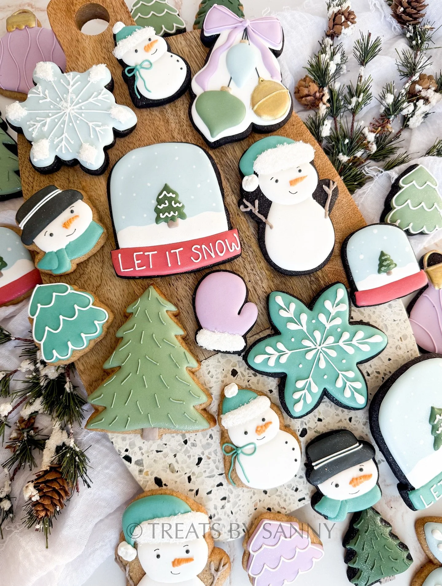 Let it snow let it snow let it snow! ❄️ ⛄️ if only it actually snowed in Phoenix 😝 only 10 days left until Christmas! Are you done holiday shopping?! I&rsquo;m definitely not done yet 🤣

#christmascookies #christmascountdown #holidaybaking #snowman