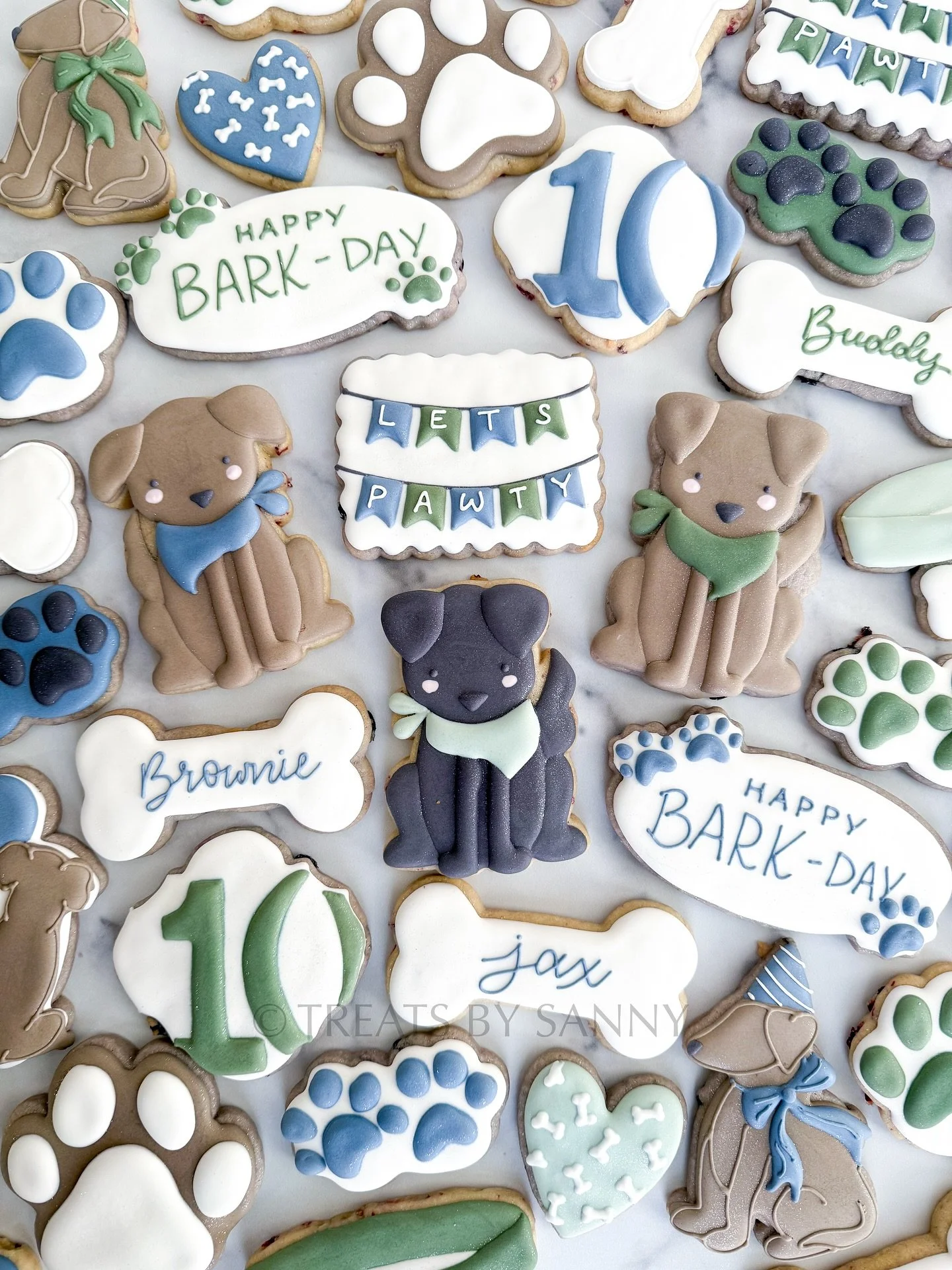 A decade of wagging tails and puppy kisses 🐾🐶 happy 10th birthday to the pups who made me a dog mom 🥳

Working with @thesugarart natural colors again and really love how these came out! 

#DogBirthday #SeniorDogs #GotchaDay #PawtyTime #DogMom #Dog