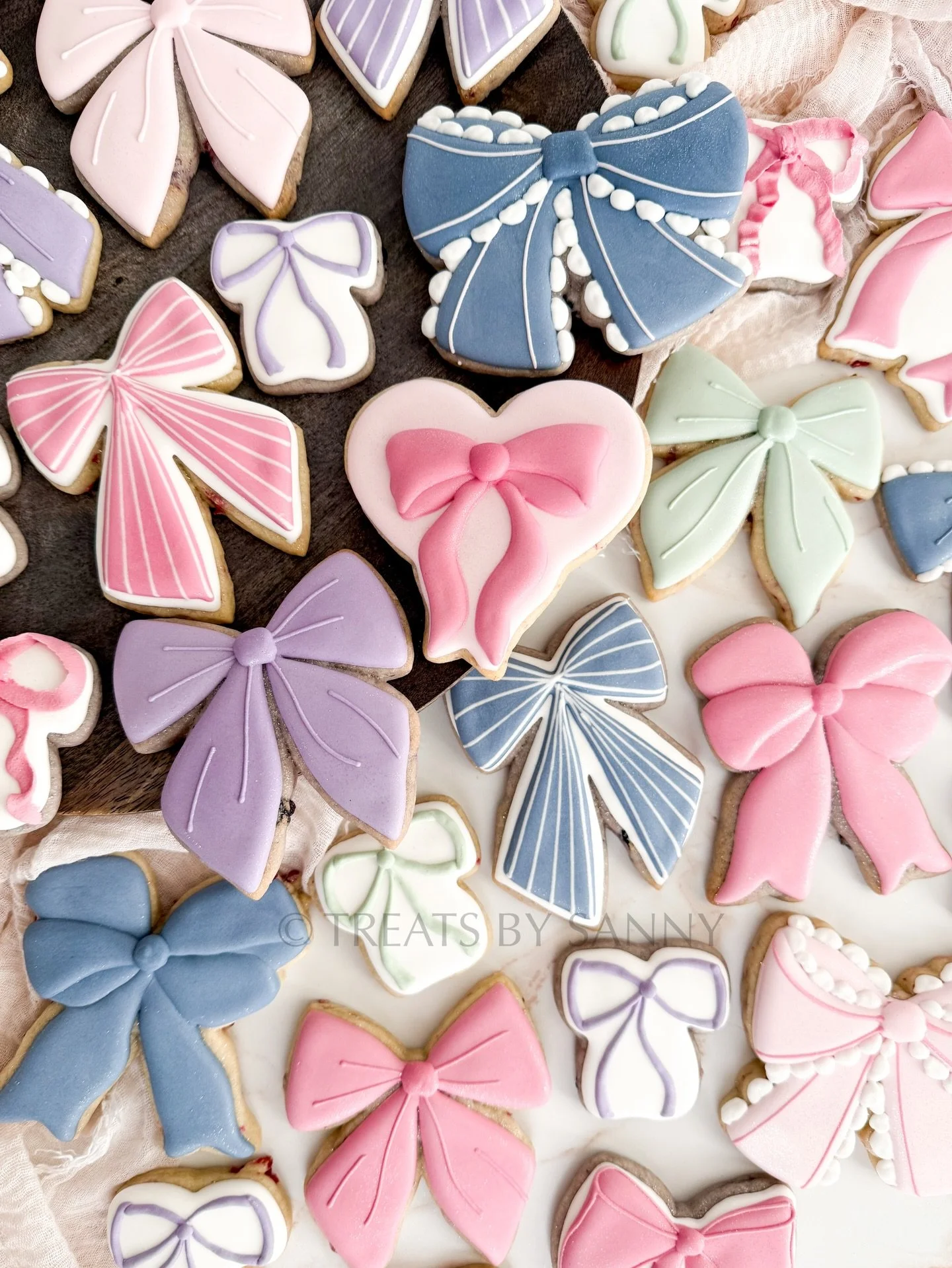 Put a bow on it! 🎀💝 I&rsquo;ve been playing around with @thesugarart naturals and really love how the colors came out for these bows! 

I&rsquo;ve been very satisfied with the result of @thesugarart natural food coloring so far and I&rsquo;m still 