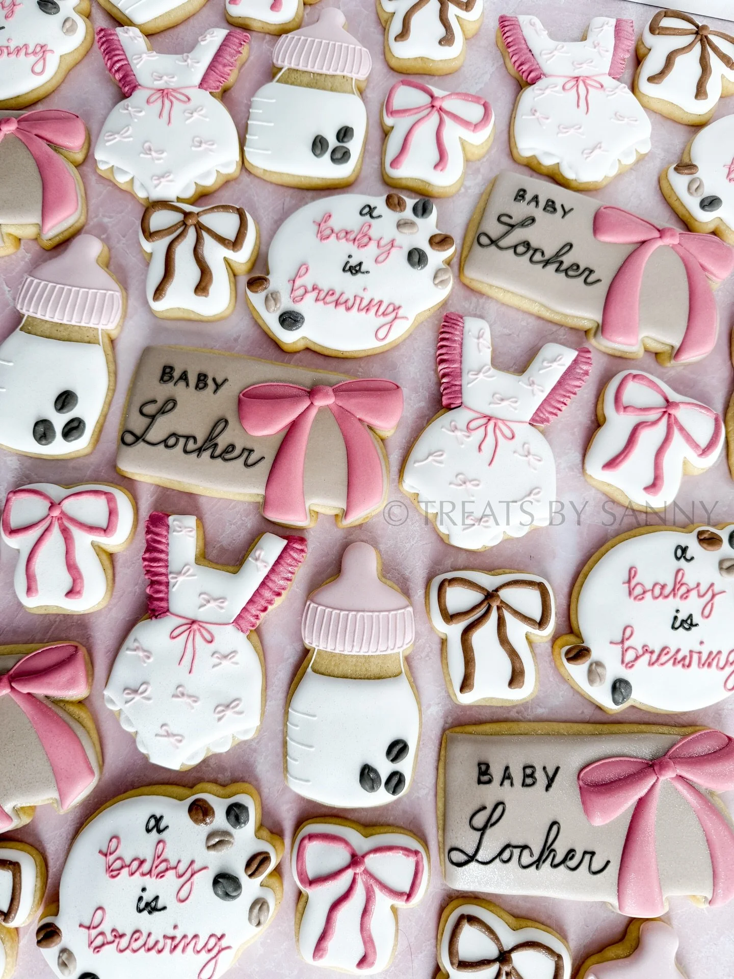 A baby is brewing!☕️🎀 this set was the perfect blend of cozy coffee vibes and sweet bow details. I&rsquo;m still obsessed with those tiny coffee beans! 

#decoratedsugarcookies #babyshowercookies #ababyisbrewing Baby shower cookies, a baby is brewin