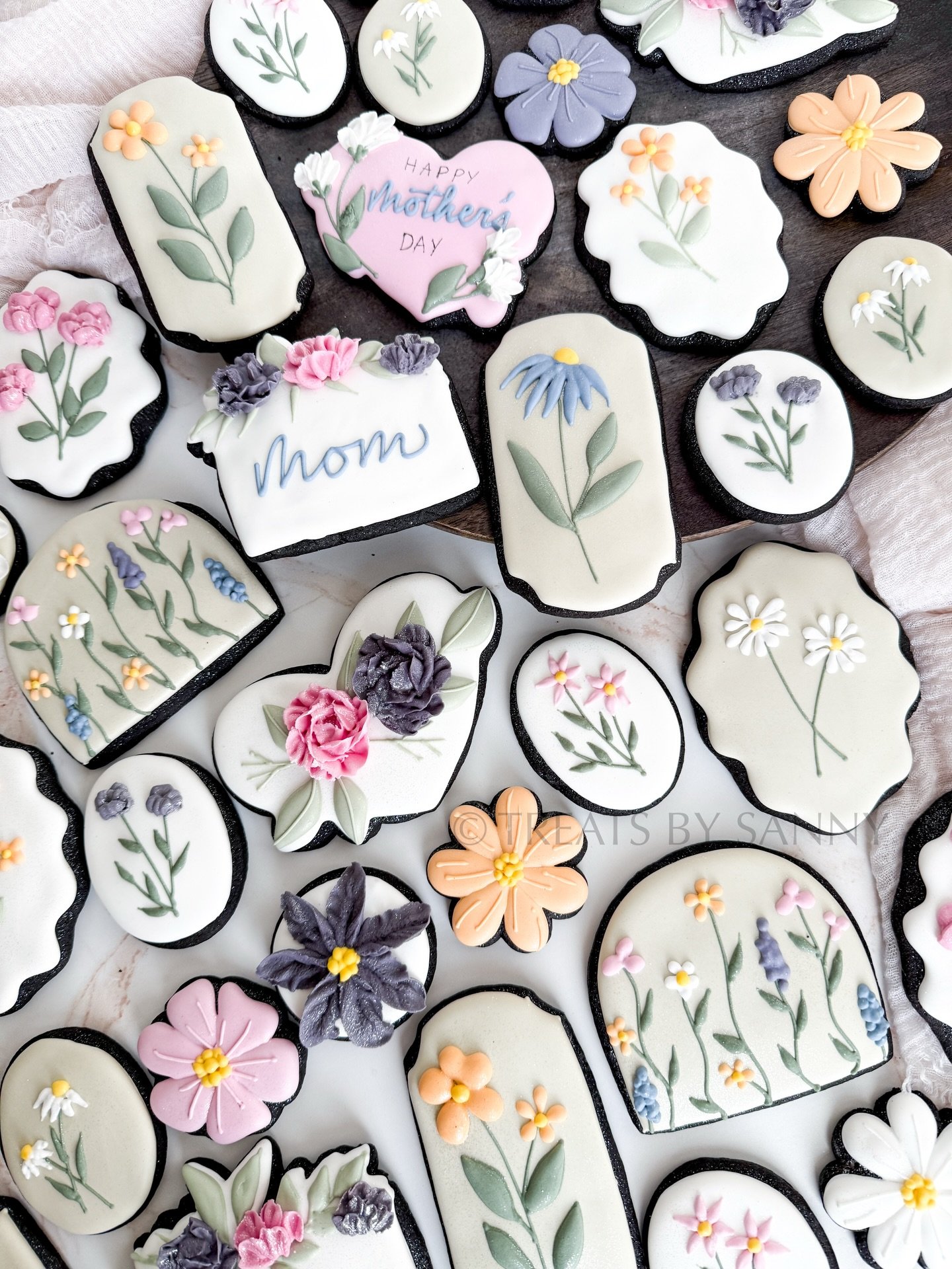 Wildflowers for the women who helps us bloom 🌸🌿 some early Mother&rsquo;s Day cookies for the feed! 😆

Had so much fun playing with naturals again using @thesugarart natural food coloring! 🌈

#flowercookies #wildflowercookies #mothersdaycookies M