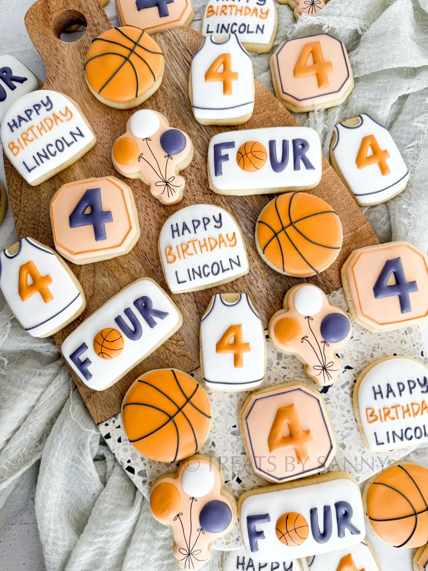 Since I don&rsquo;t have any may the 4th be with you cookies, how about a fun F🏀URTH birthday cookie set?! 😆 happy Monday friends! 

cookie cutters are from @wildflourbakeryla - use code SANNY30 for 30% off

#basketballcookies #birthdaycookıes #dec