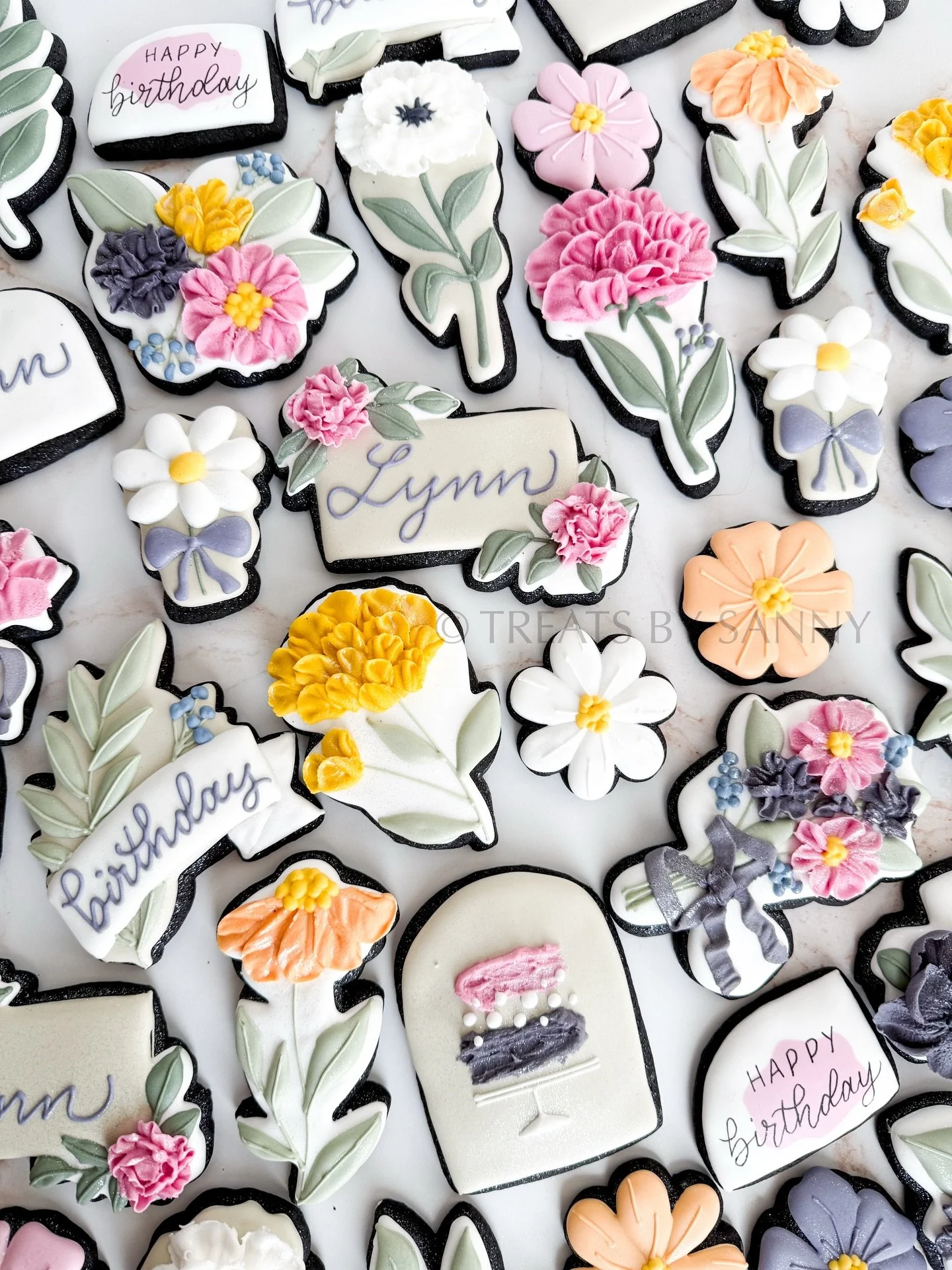 A very floral and spring themed birthday set for one of my closest friends! 💐

This set was made with dye-free natural food coloring from @thesugarart - starting September, ALL cookie sets will be made with natural food coloring 🌱

Florals were all