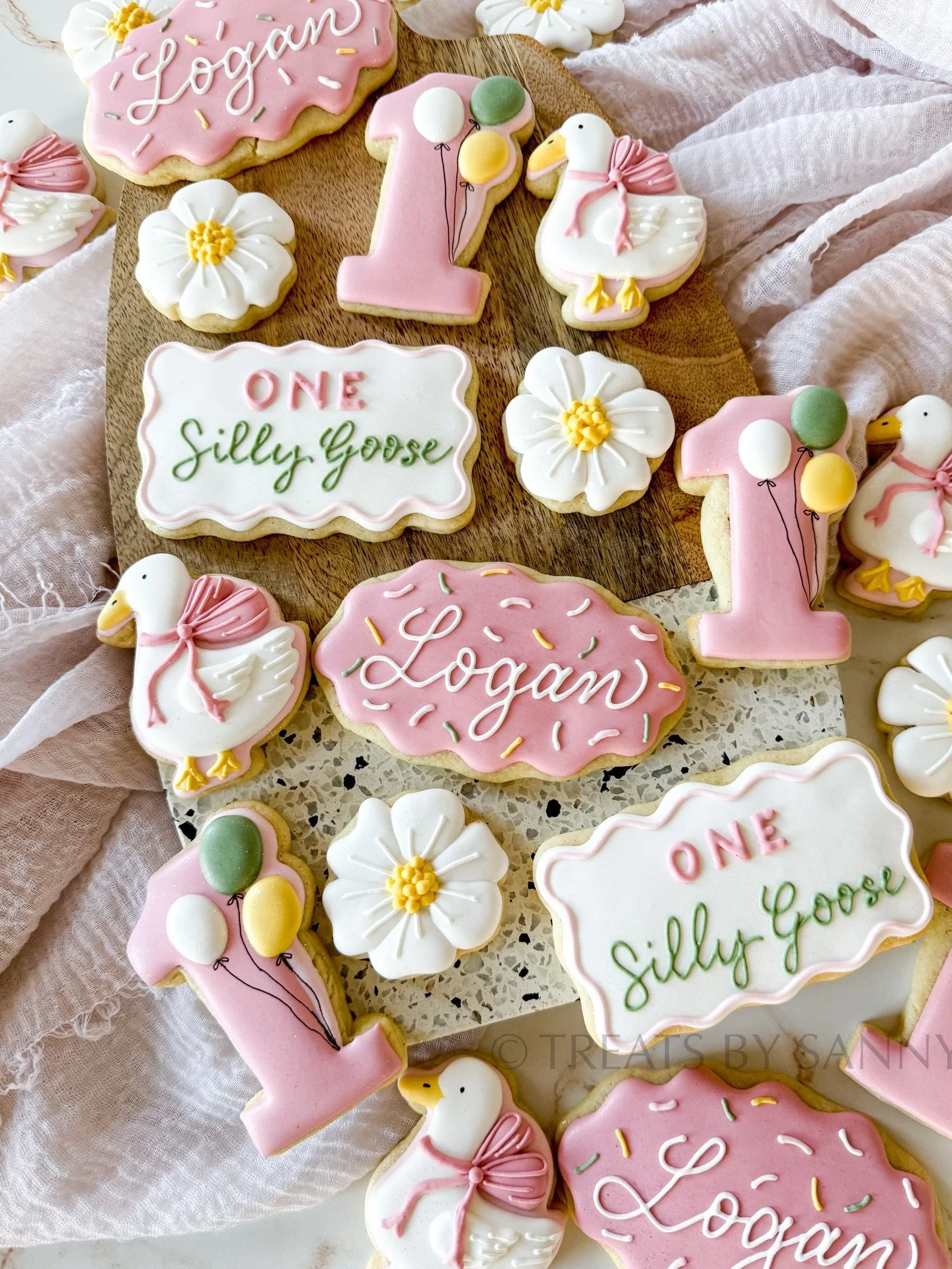 A silly goose is on the loose! 🪿🎀 I&rsquo;ve been wanting to decorate this theme for so long and finally got a chance to make them earlier this year! 

cookie cutters are from @wildflourbakeryla - use code SANNY30 for 30% off

#birthdaycookies #dec