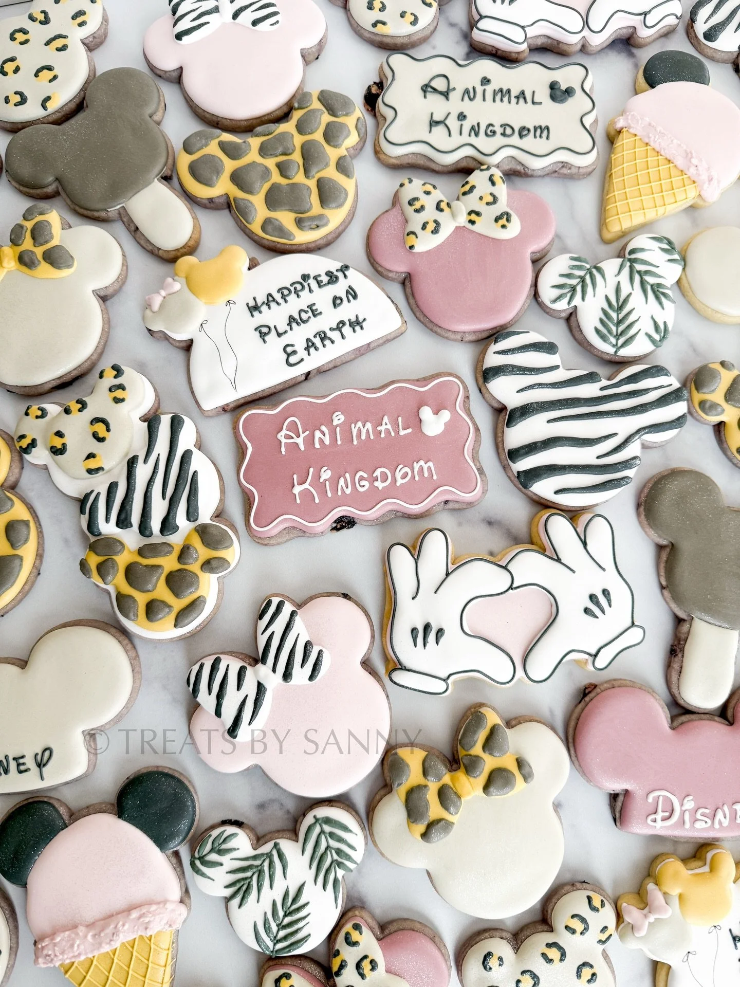 The full Animal kingdom set!🦒🦓 Bringing a little bit of Disney magic and a lot of animal print to the grid today 🥰

cookie cutters are from @wildflourbakeryla - use code SANNY30 for 30% off

#animalkingdom #decoratedsugarcookies #animalprints