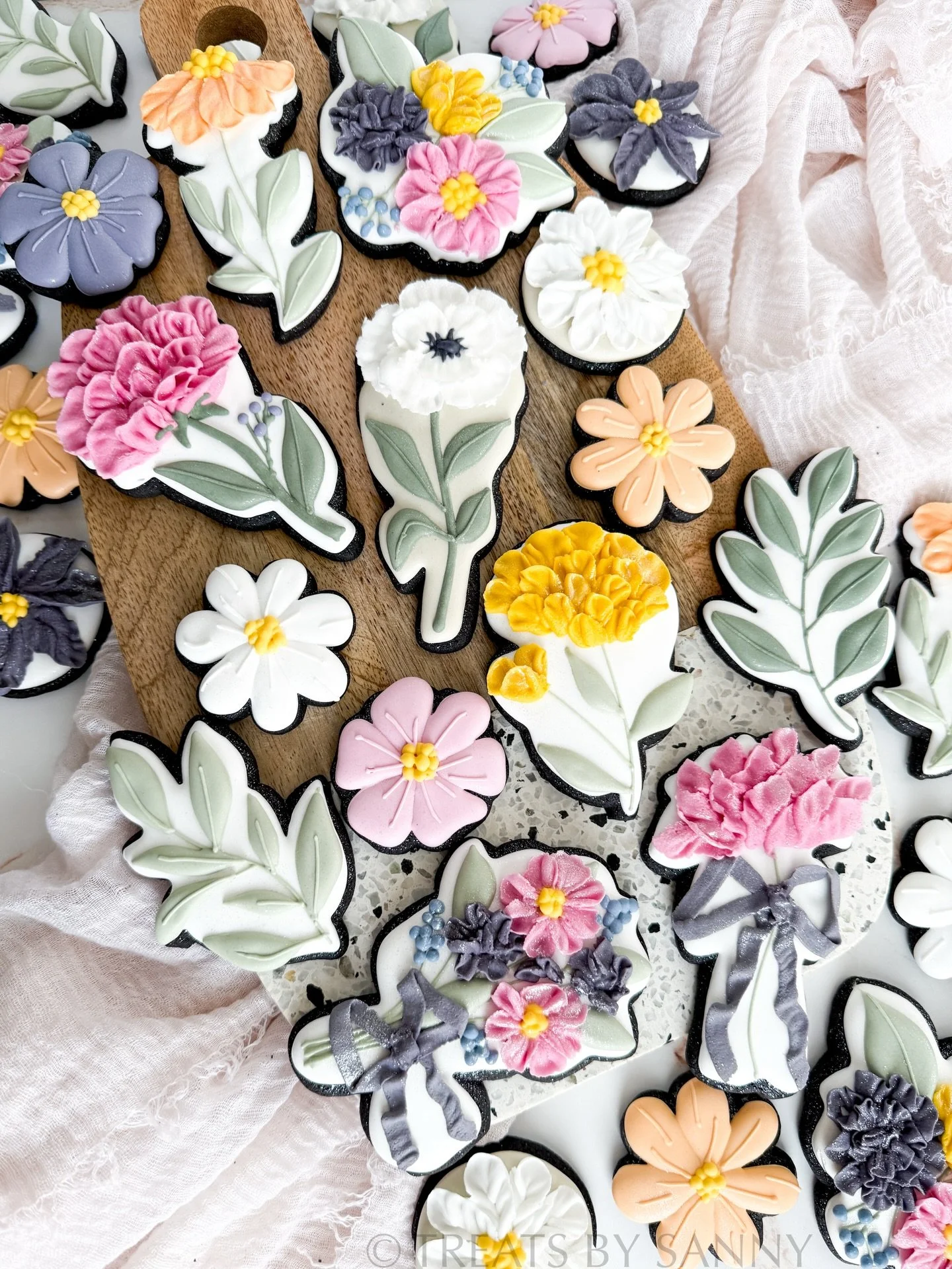 One more floral post to highlight these wildflowers and piped flowers using all natural food coloring from @thesugarart 🥰 I was very impressed with how well the natural colors came out with thicker icing 💐

#decoratedsugarcookies #flowercookies #wi