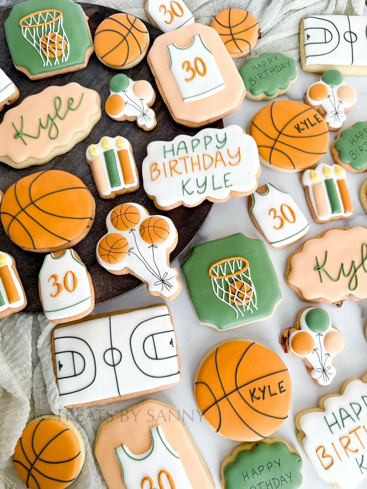 Celebrating a milestone bday for my brother with his favorite sport! 🏀🎉

cookie cutters are from @wildflourbakeryla - use code SANNY30 for 30% off

#basketballcookies #birthdaycookies #decoratedsugarcookies Basketball cookies, sports birthday theme