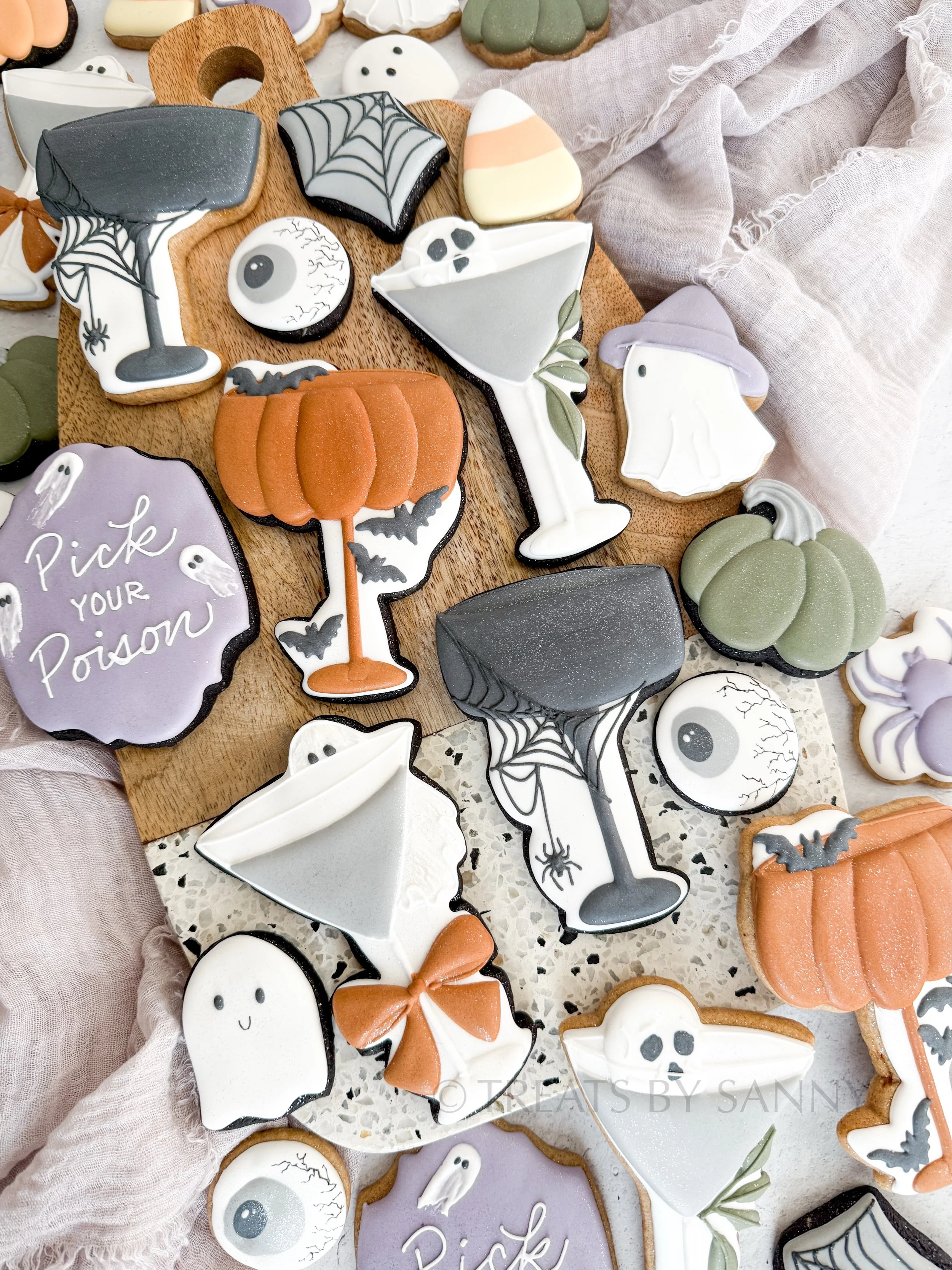 Starting this week off with some spooky cocktails! 🍸 This was such a fun collaboration with @wildflourbakeryla new spooky cocktail cutter designs! So tell me, are you a cute spooky or scary spooky person?! I prefer the cute spooky I&rsquo;m actually