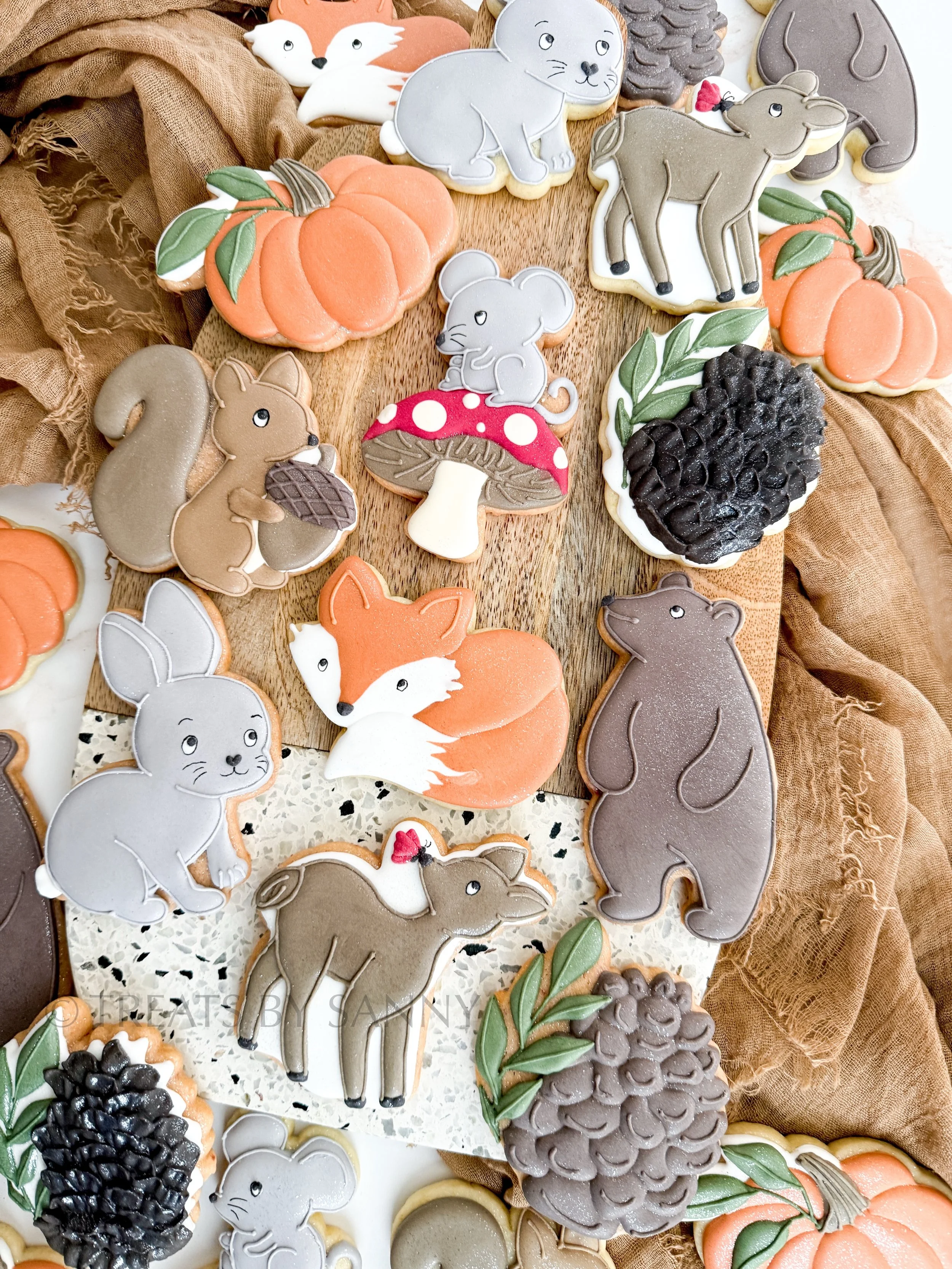 Taking a little stroll through a cozy autumn forest! 🦊🌲 I had the absolute best time decorating this woodland animal collection in collaboration with @wildflourbakeryla ! 🪵 🍂 Which woodland creature is your favorite? Let me know below! 👇

All co