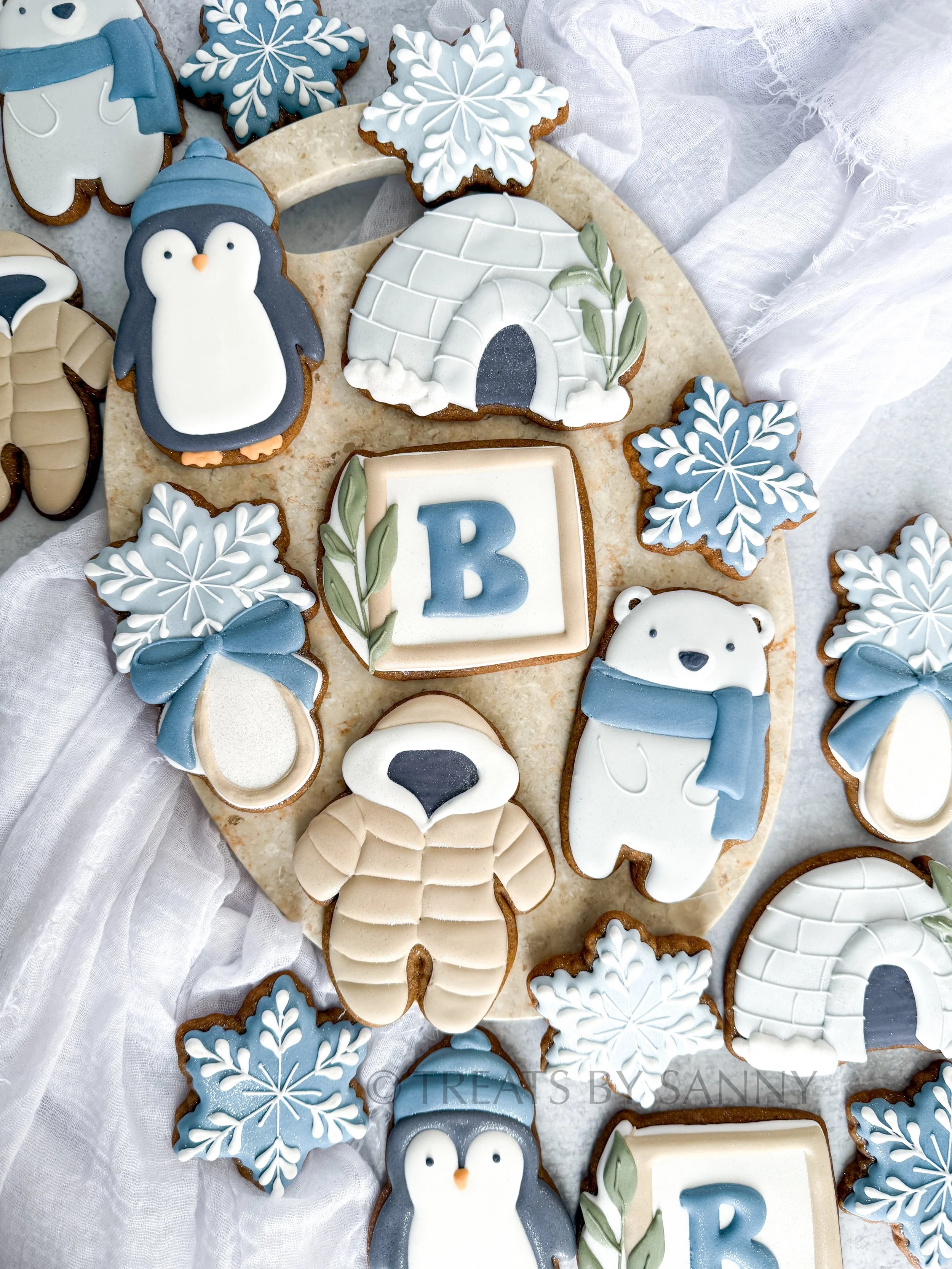 An Arctic baby is on the way 🧊✨ another fun collab with @wildflourbakeryla to celebrate a winter arrival with this baby cookie set! 

I would love to get a baby puffer jacket like this cookie design but sadly it&rsquo;s too warm to wear that in Temp