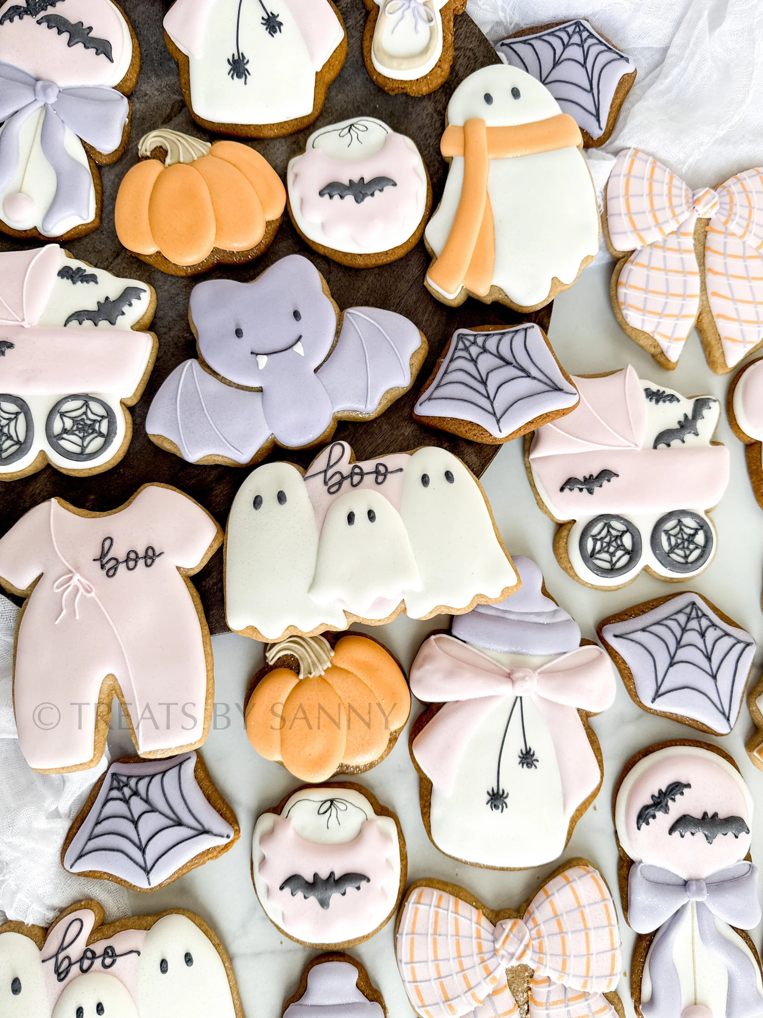 A little BOO is almost due! 👻🤍 do you know anyone that&rsquo;s a Halloween baby?! 🎃 this set was for a November baby but I went with the Halloween theme just in case she came a few weeks early 😆 

All cookies decorated with @thesugarart natural f
